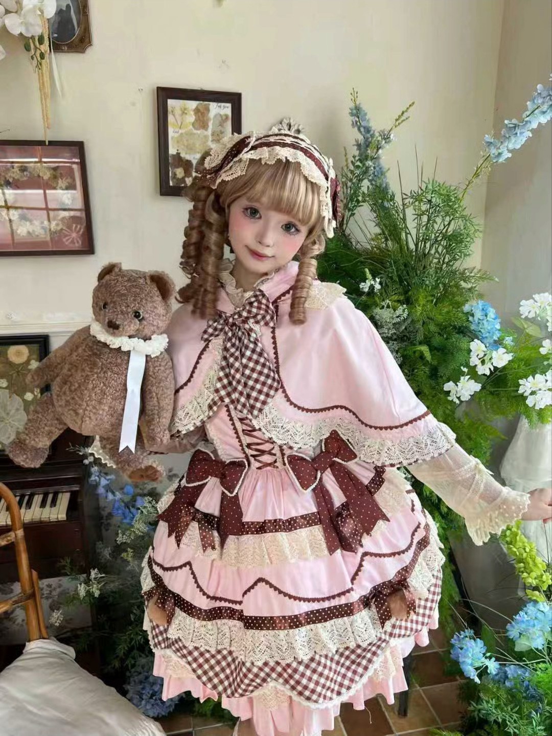 居然能有这么萌的粉色，搭配小斗篷是真的很有少女感，而且冬天穿也不会很冷