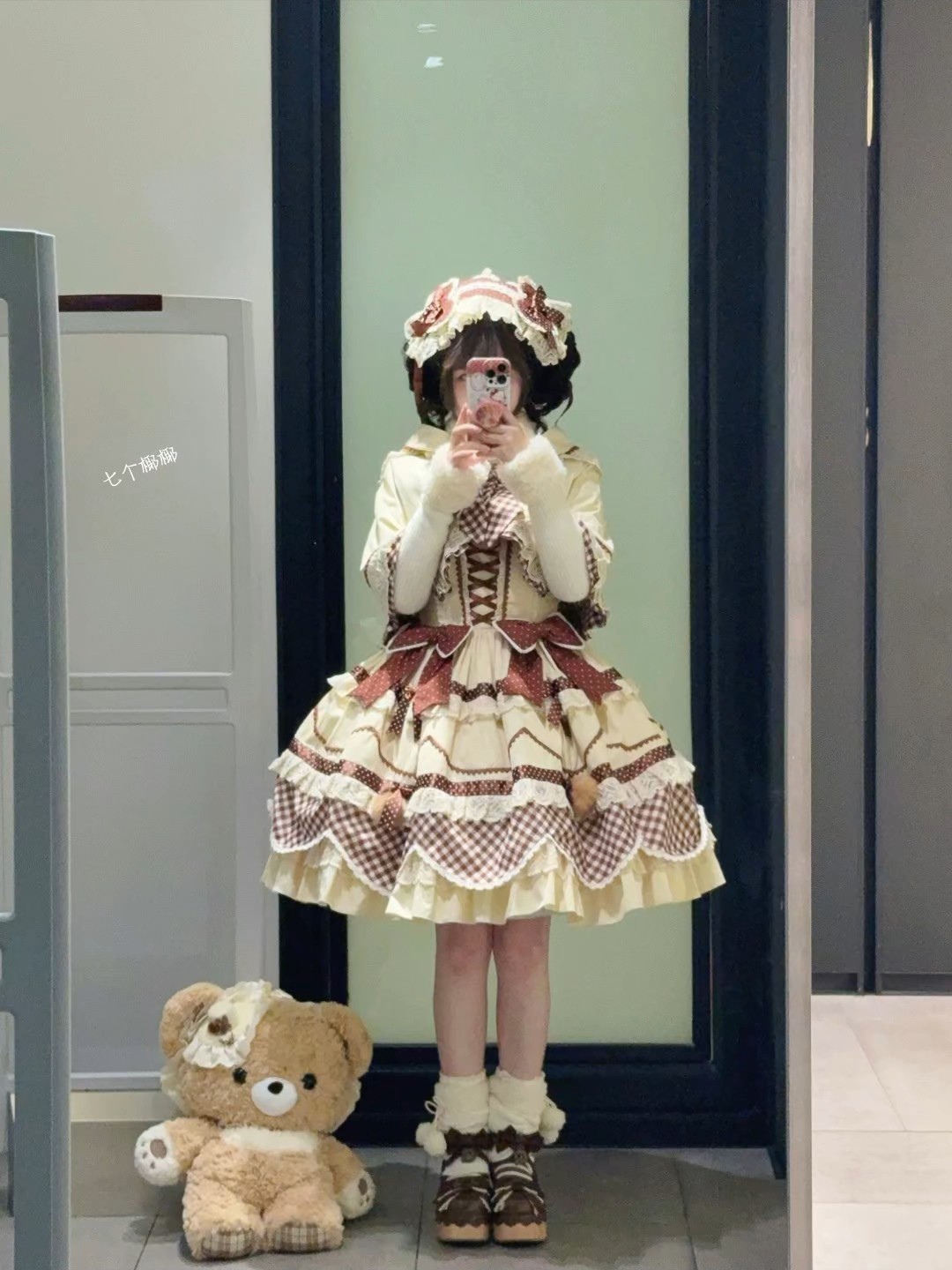 怎么能有这么适合秋冬穿的lo裙，是真的会爱上这种小斗篷的设计，而且这个配色也很适合秋冬