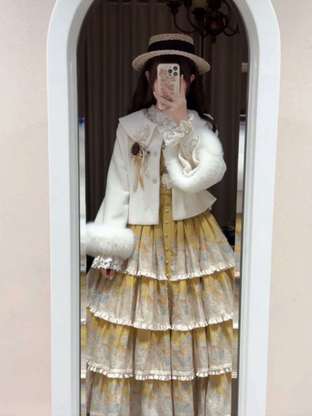 真的会爱上这种温温柔柔的大衣，毛领设计就很有质感，真的很留洋大小姐的感觉而且也很百搭