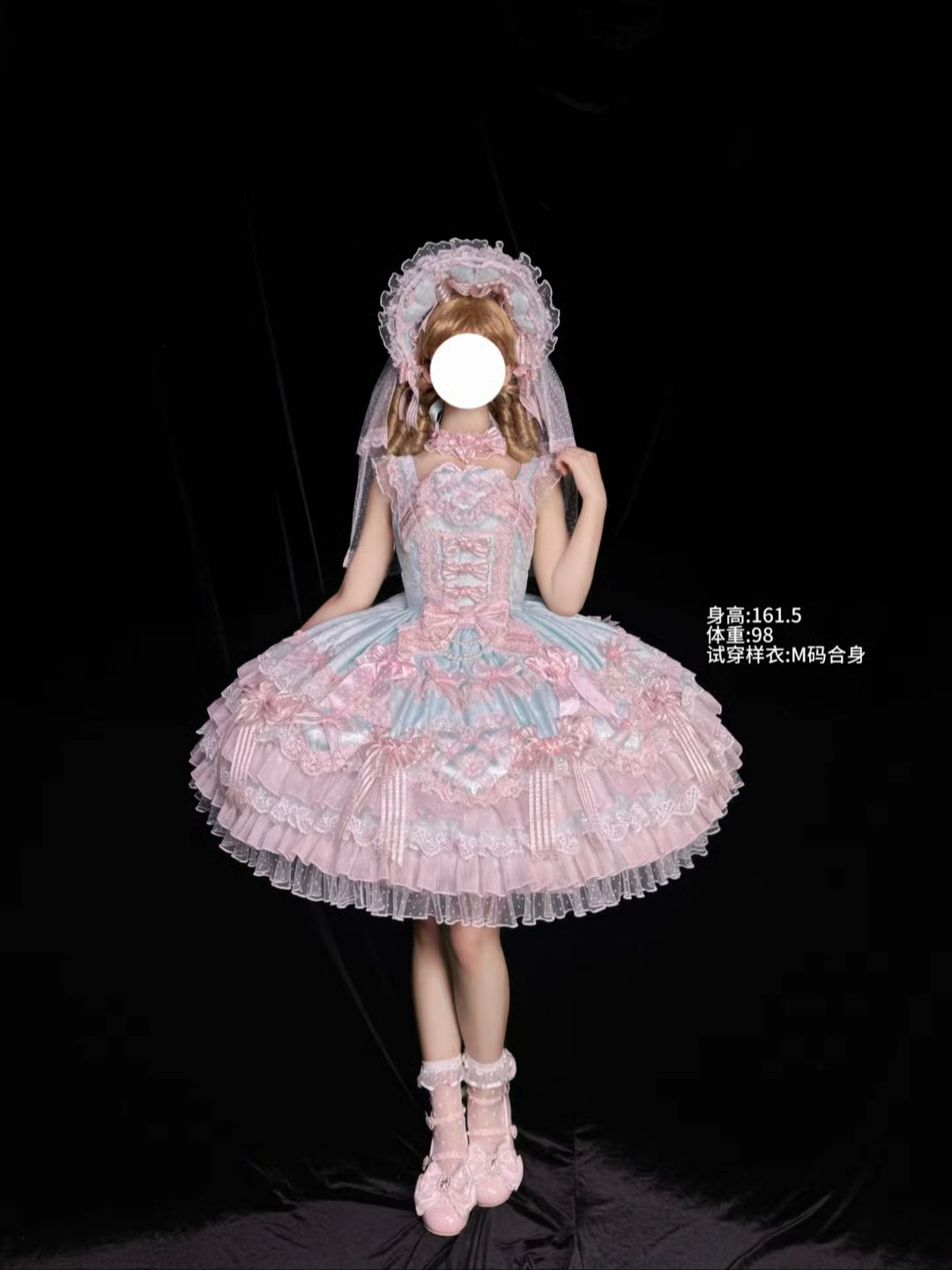 这个头纱的搭配简直就是点睛之笔，怎么能有这么美萌的裙子，层层叠叠的是真的很华丽