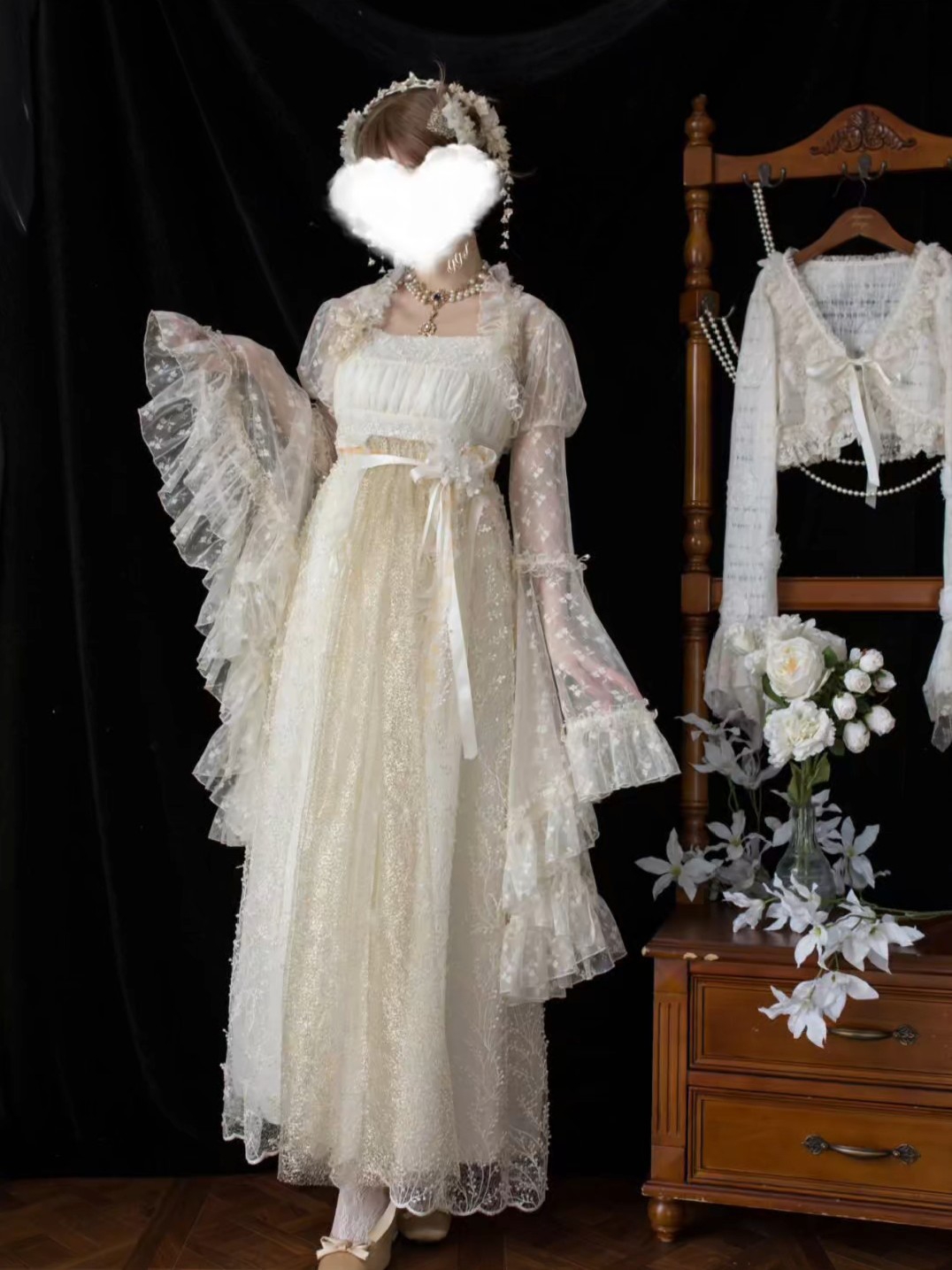 这个颜色简直不要太有质感，刺绣也好精致好高级，而且微透网纱设计就很出片