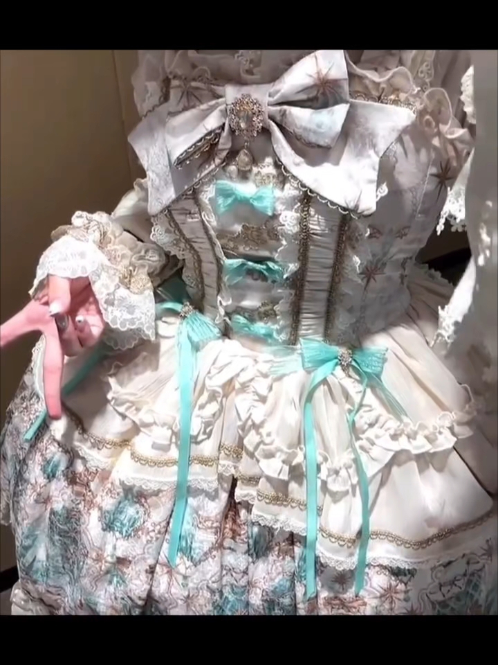 这个印花是真的很有设计感了，好优雅的一条裙子，cla系果然还是太高级了