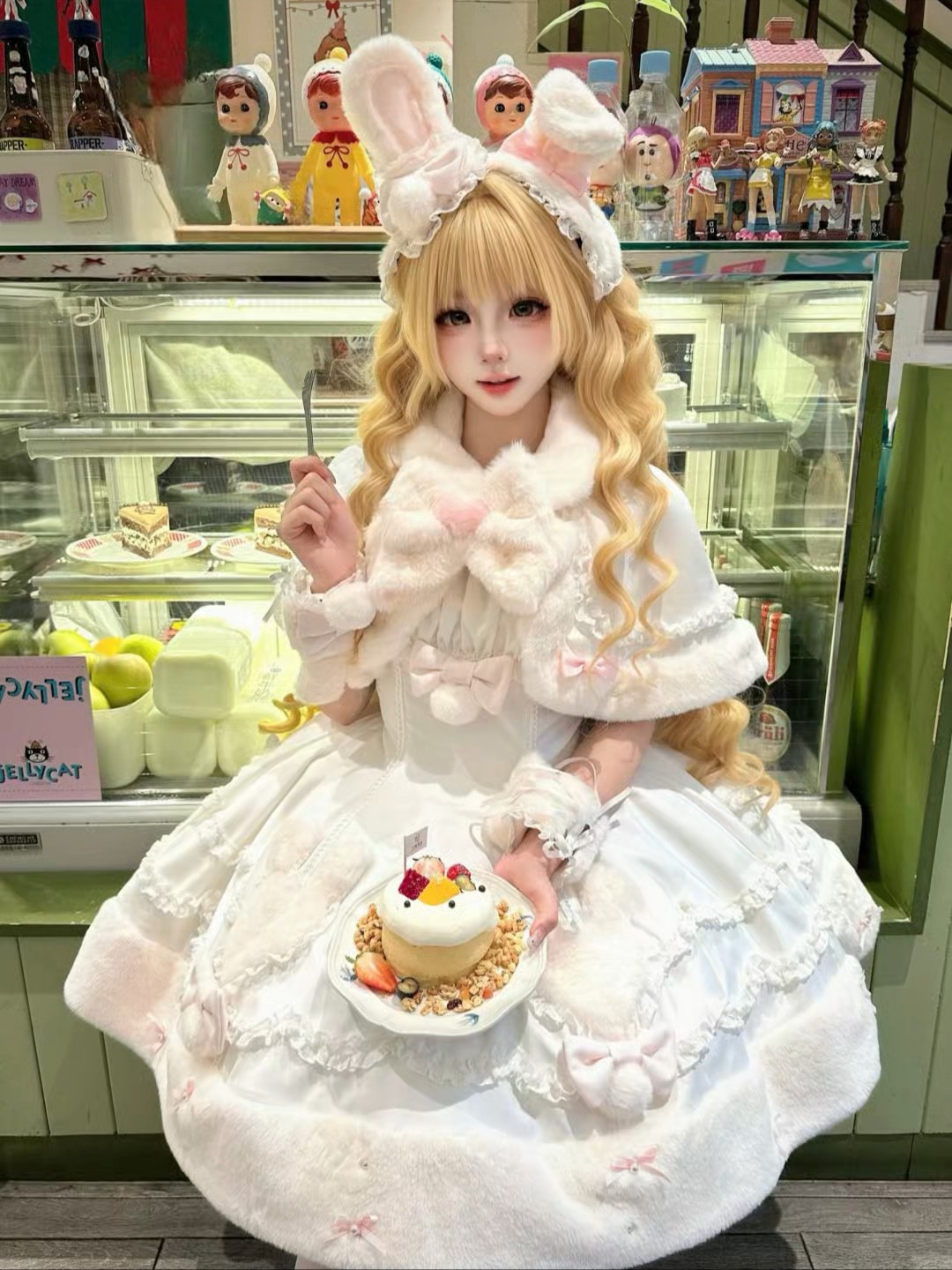 怎么能有这么毛茸茸的裙子，是真的很爱这种毛绒花边，而且搭配小斗篷的设计就很可爱