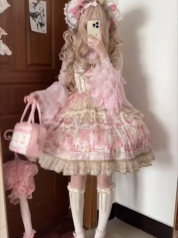 真的很有公主的感觉谁懂啊，这个粉色就很有质感，而且很华丽的样子，裙摆也很大一个