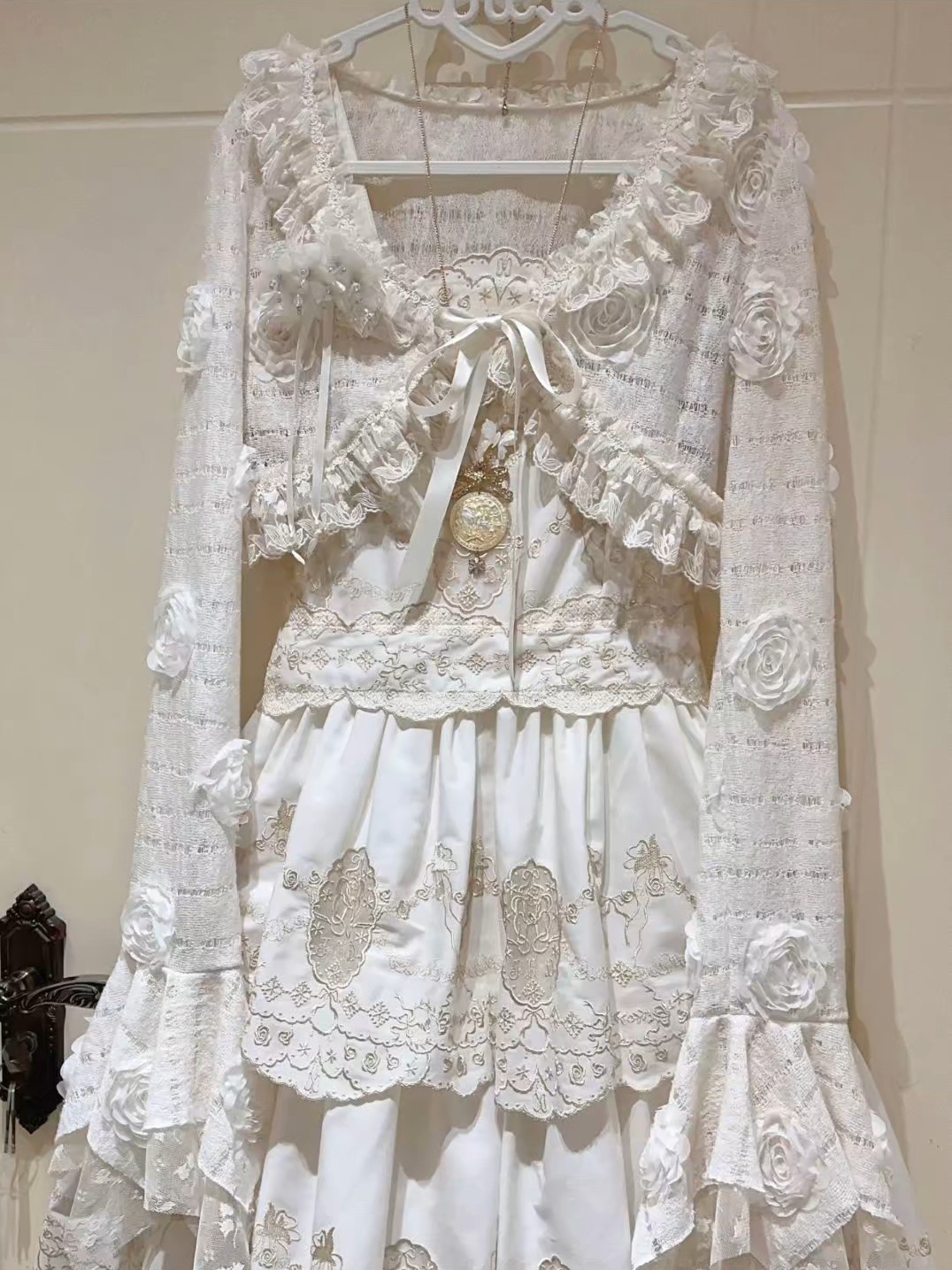 怎么能有这么高级的开衫，这个颜色是真的好百搭的感觉，而且淡淡的就很温柔