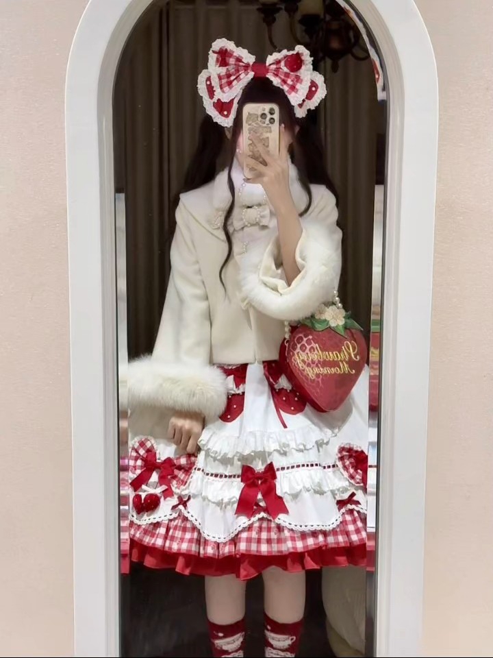 怎么能有这么萌的大衣啊，这个毛茸茸的设计看起来就很精致，而且袖口和领口的毛领就很华丽很有质感