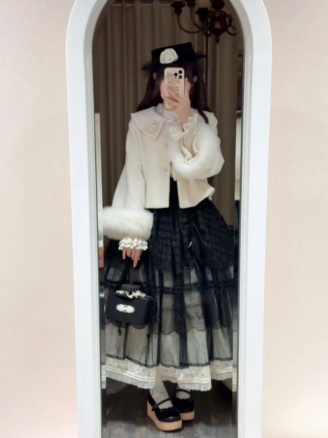 果然没有人能在冬天拒绝毛茸茸，这个袖口和领口的毛毛看起来就很保暖，而且白色是真的很百搭