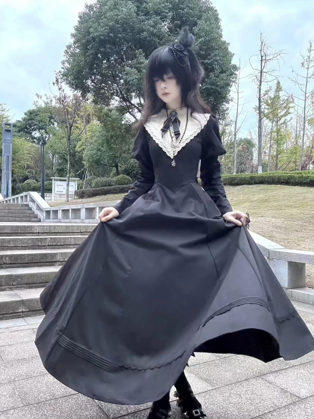 长袖果然就是最适合秋冬的黑白配色，简直不要太有高级感，这个掐腰真的很大小姐的感觉