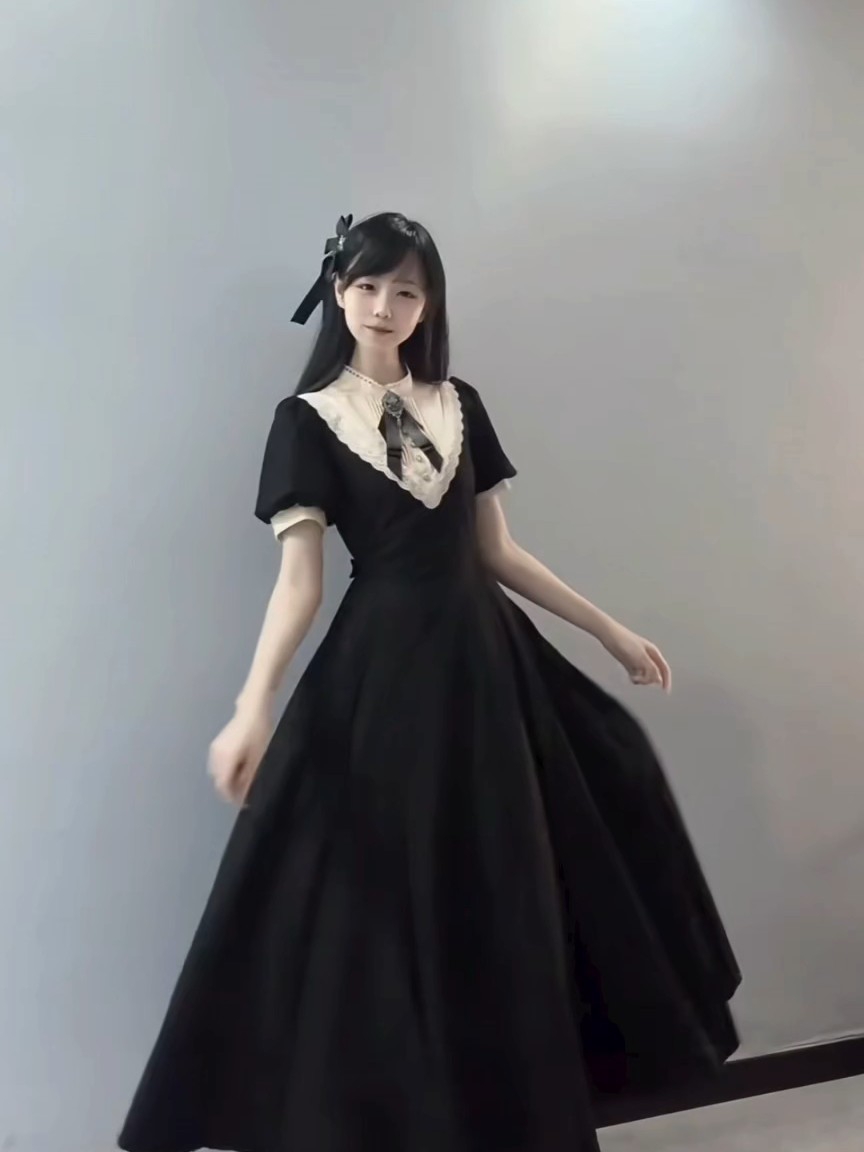 不敢想春天穿得多好看，这个黑色是真的很显瘦了，胸口的v领设计也很有高级感