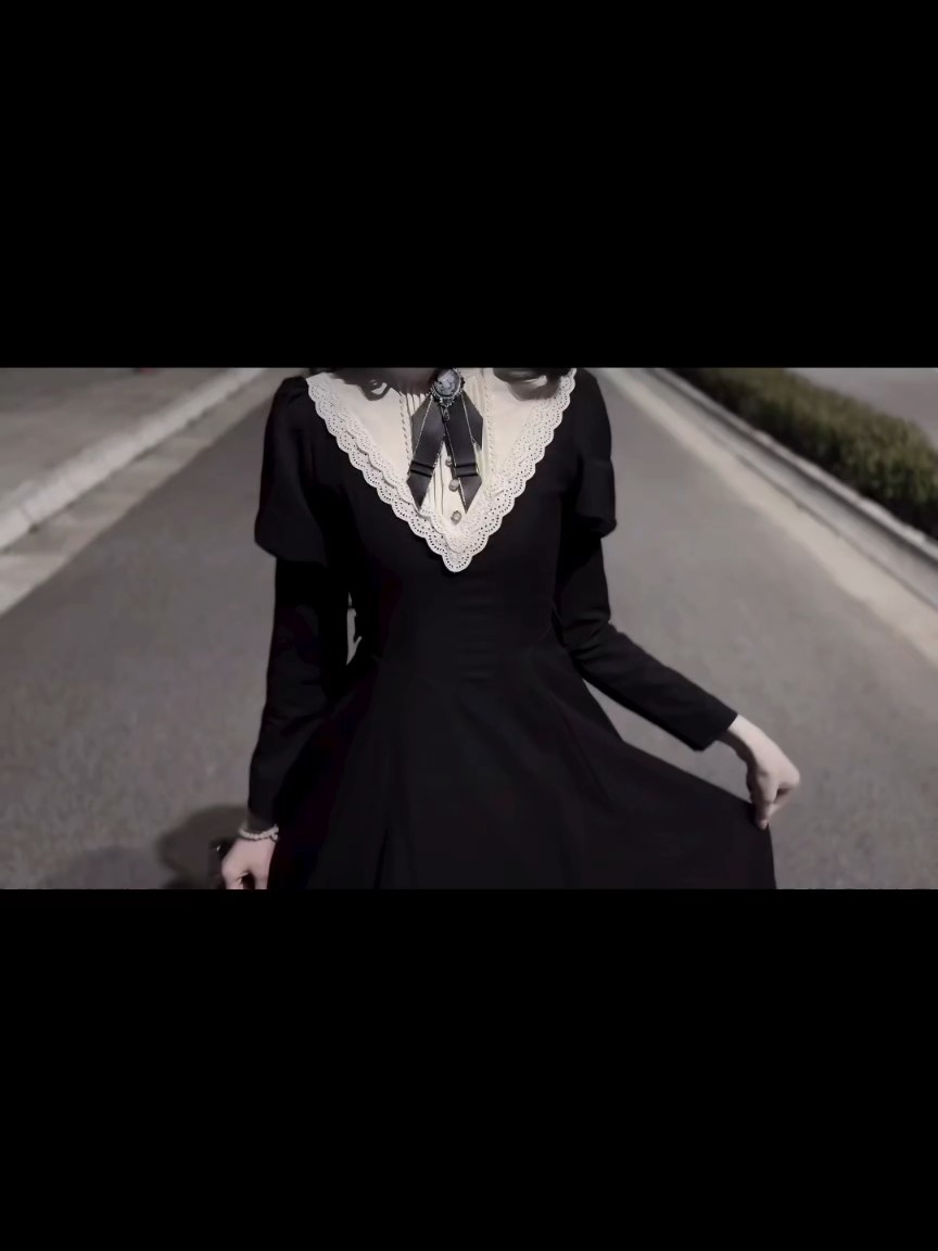 这个掐腰设计我是真的会夸，黑色是真的很显瘦，胸口的领结就很大小姐的感觉