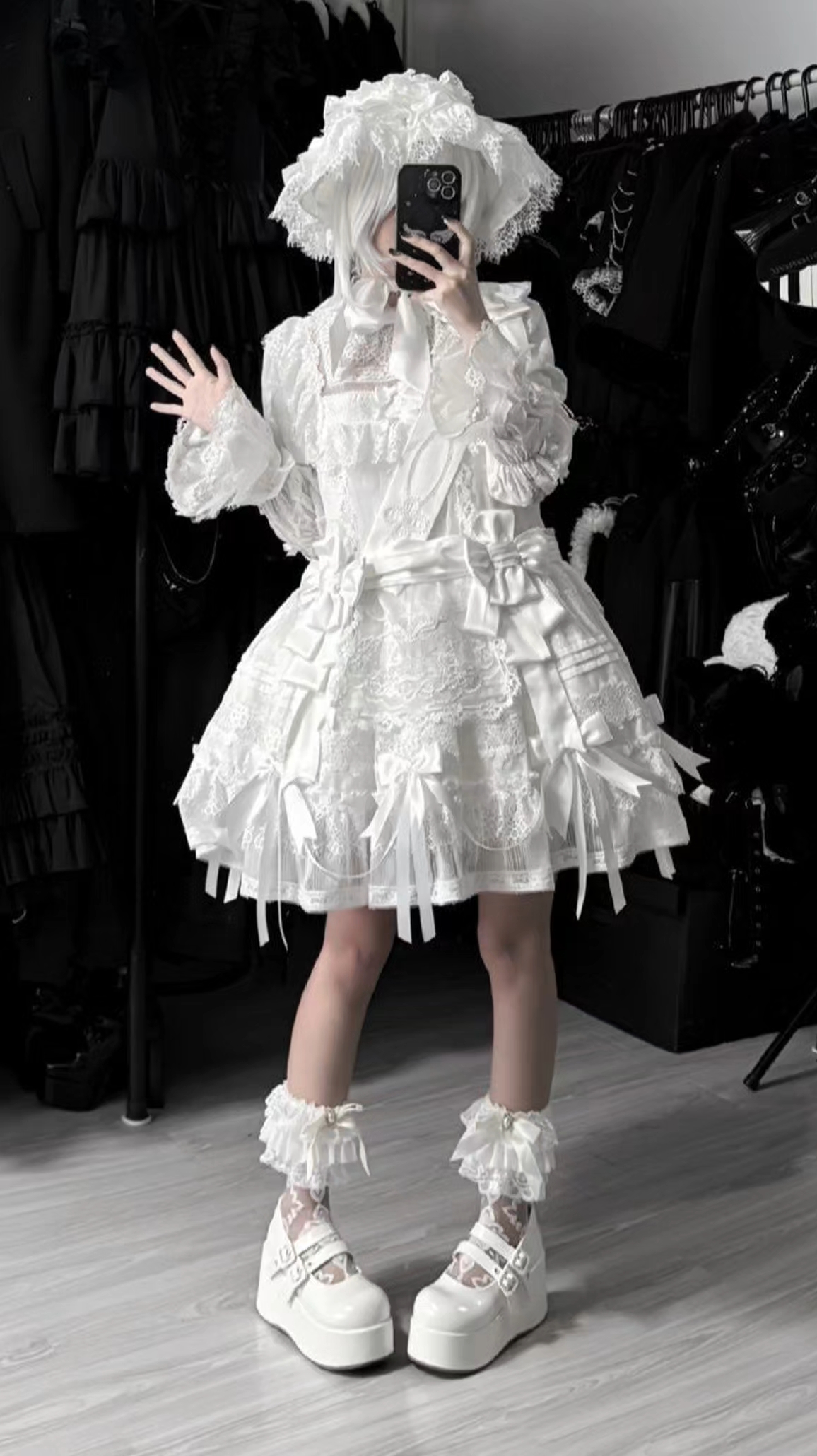白色蕾丝娃娃也好好看呀，钱包捂不住了，这个颜色也想冲#吃我一波Lolita安利 #Lolita日常 #Lolita #Lolita装扮