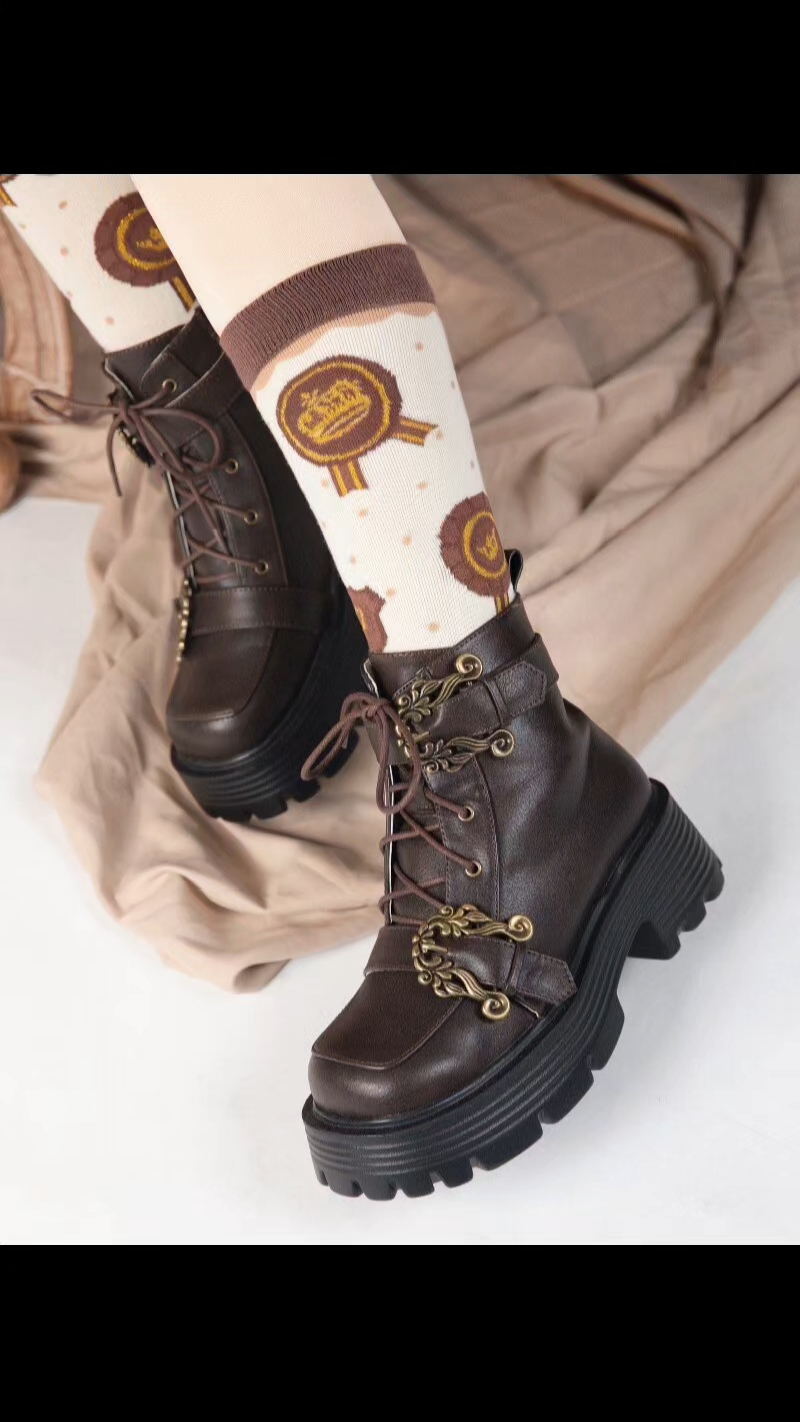 酷是一种感觉！ 真的要被桃小坞家这双马丁靴帅晕了#桃小坞 #Lolita鞋 #lo鞋安利 #马丁靴