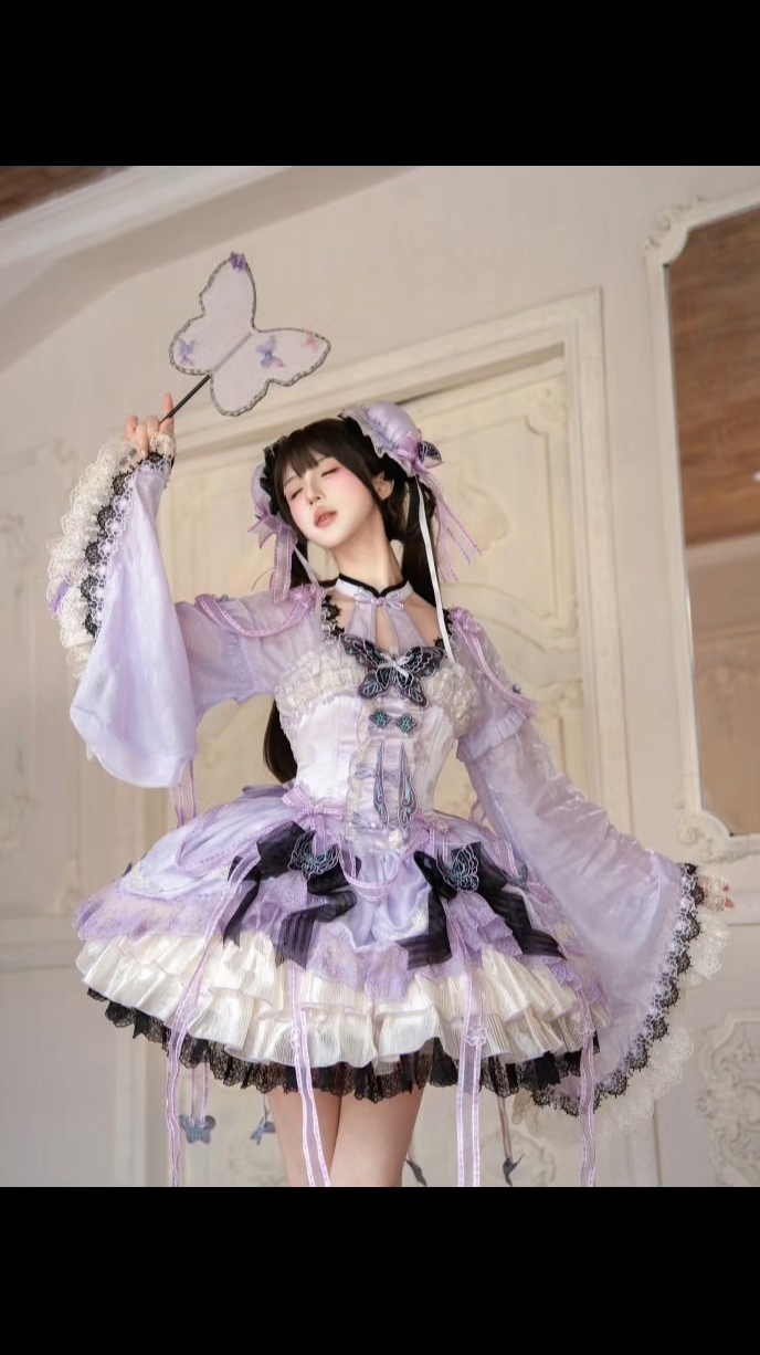 贝贝们极限二选一啊！ 真的太难选了，要被这条小裙子美晕了#吃我一波lolita安利 #Lolita #Lolita日常 #Lolita装扮