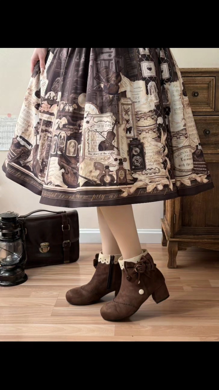 有姊妹知道这个lo裙是哪家的嘛？ 感觉跟桃小坞家这个马丁靴好配啊，靴子已冲，求lo裙