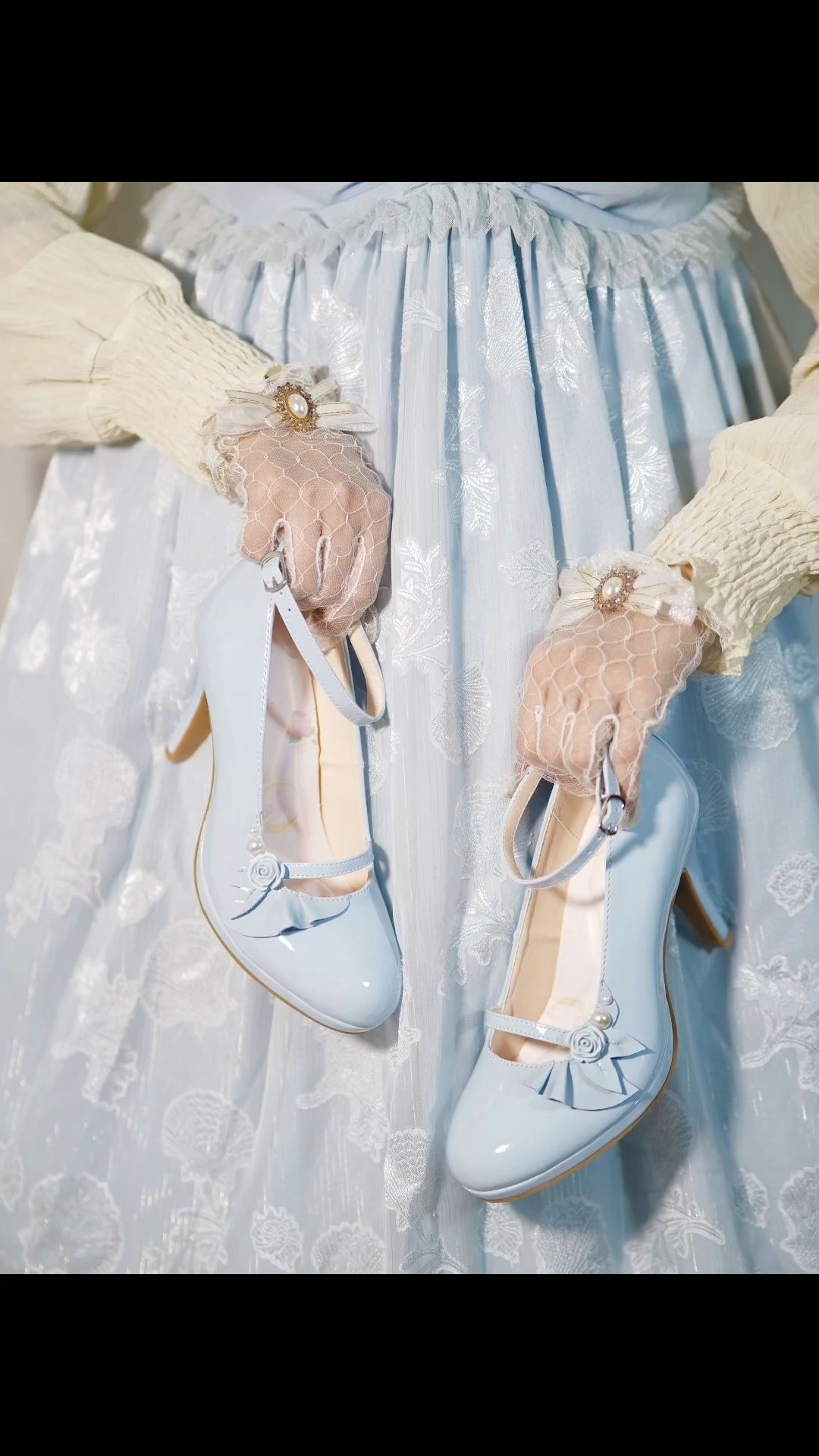 还是蓝色的好看啊，真的是狠狠仙的感觉，这个日常优雅感拿捏啦 #lo#lo鞋#高跟鞋安利