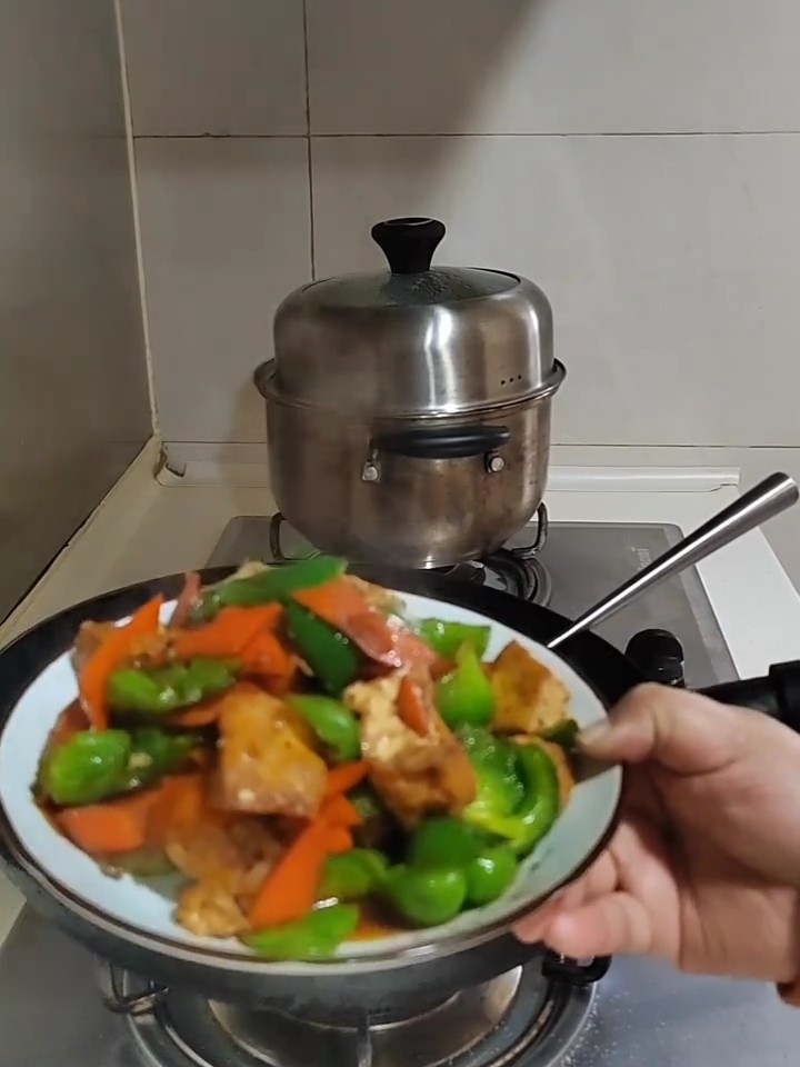 炒胡萝卜柿子椒豆泡