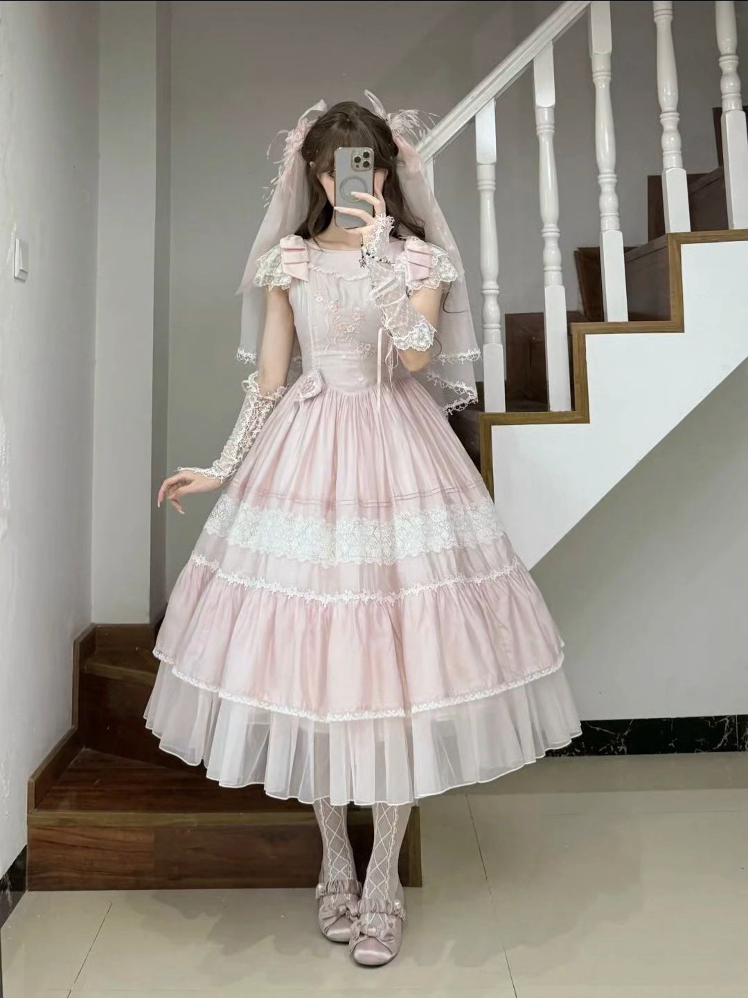 已经能想到这条春天穿有多好看了，裙摆真的很大一个很温柔，粉粉嫩嫩的配色就很乖