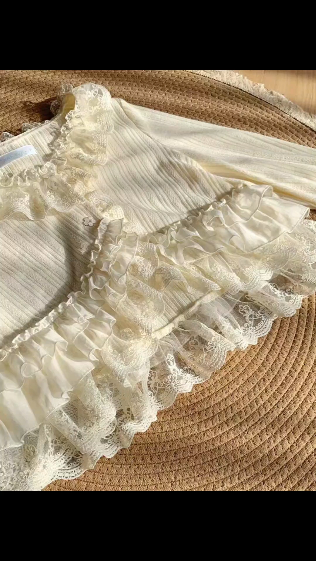 开衫选哪个颜色呢老婆们，米色还是黑色鸭，有这个蕾丝花边搭配小裙子应该都蛮好看哒#lo#lolita#lo安利