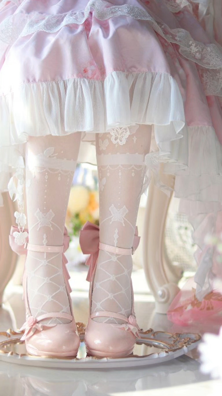 怎么会有如此美貌的lo鞋呀，就问这个粉色谁能拒绝啊？#桃小坞 #Lolita鞋 #lo鞋安利