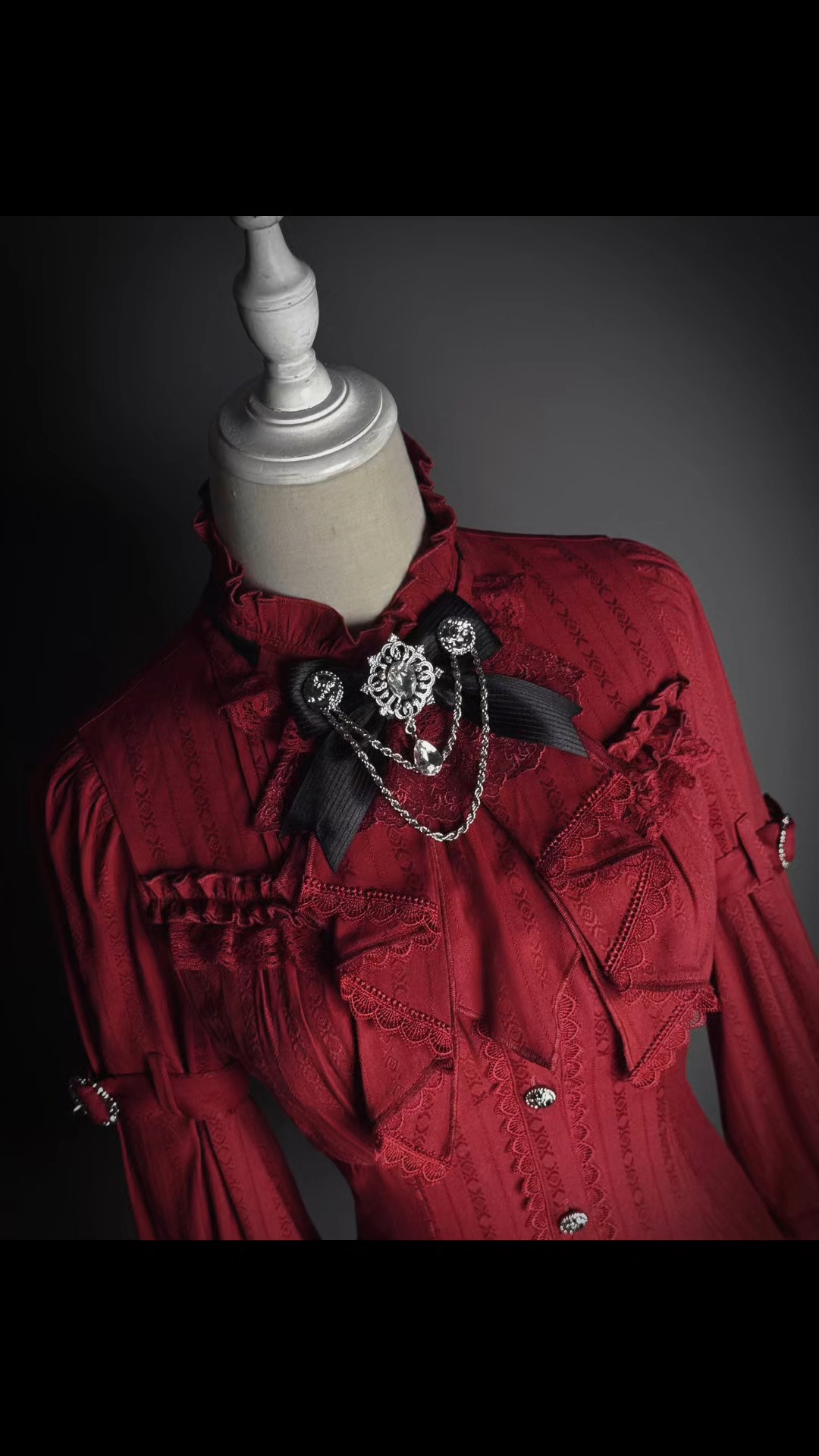 破晓者的红色衬衫真的好帅呀，版型超级不错耶