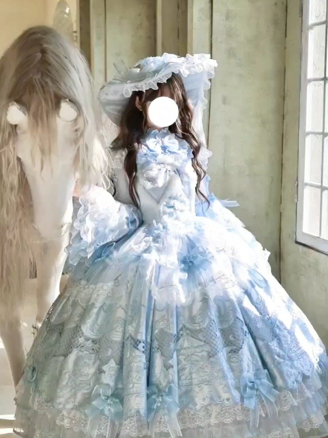 没有人能拒绝这样层层叠叠的花嫁裙，真的好像个居住的城堡里的公主