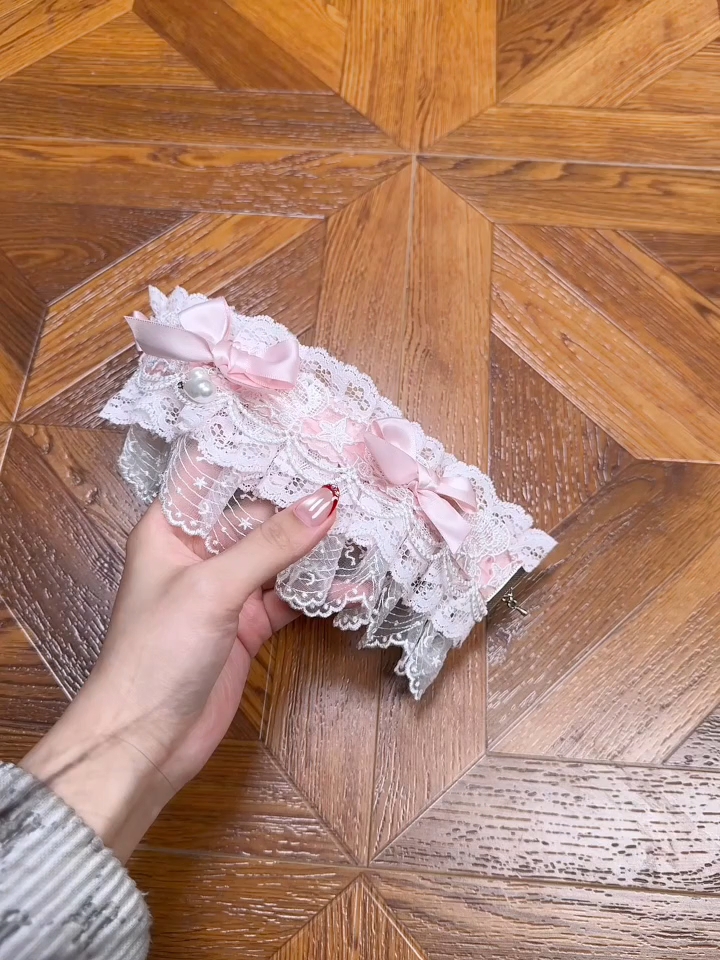 连一个小物的细节都看着好精致啊。已经开始狠狠期待起来了。