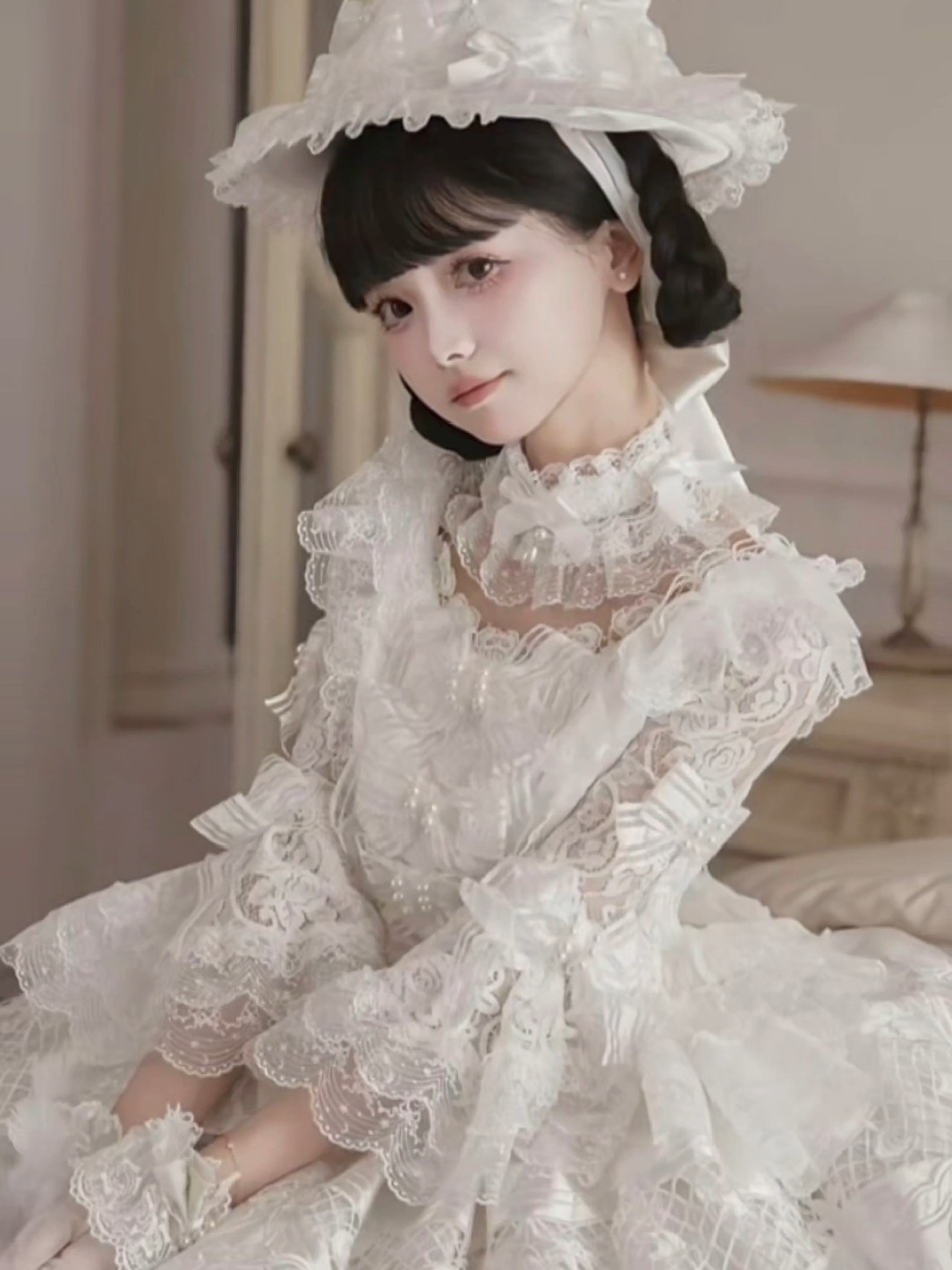 白色真的很像不谙世事的小公主哎~层层叠叠的蕾丝裙摆简直太绝了！