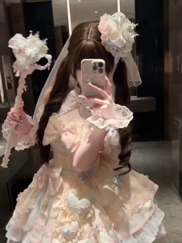 是真的很爱这种萌萌的裙子，这个配色是真的很马卡龙的感觉，裙摆蓬蓬的就很甜美