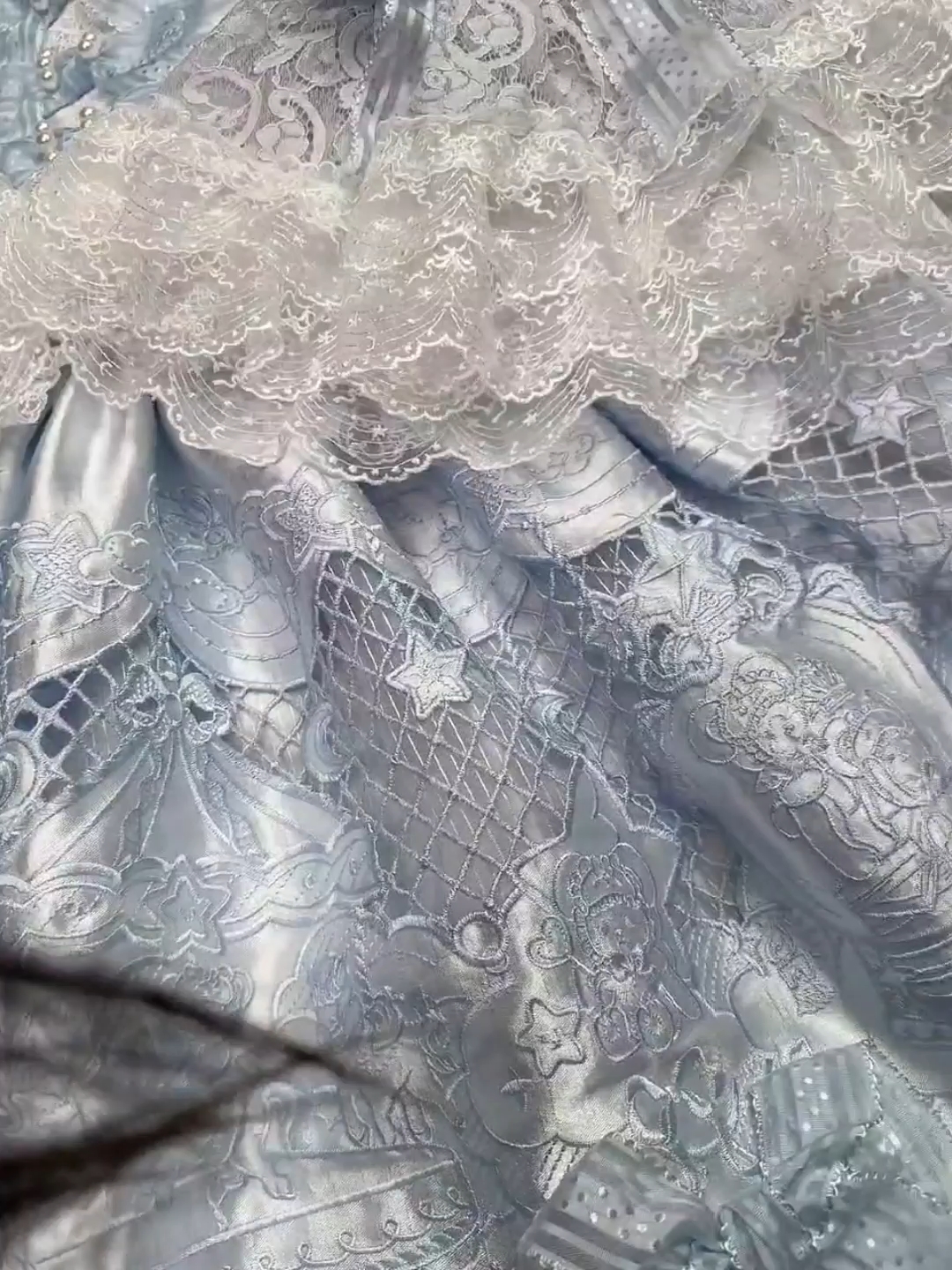 我才发现这个蕾丝上还有小设计，吊坠的好多星星，这波能看出来真的用心了 #lo#lolita#lo安利