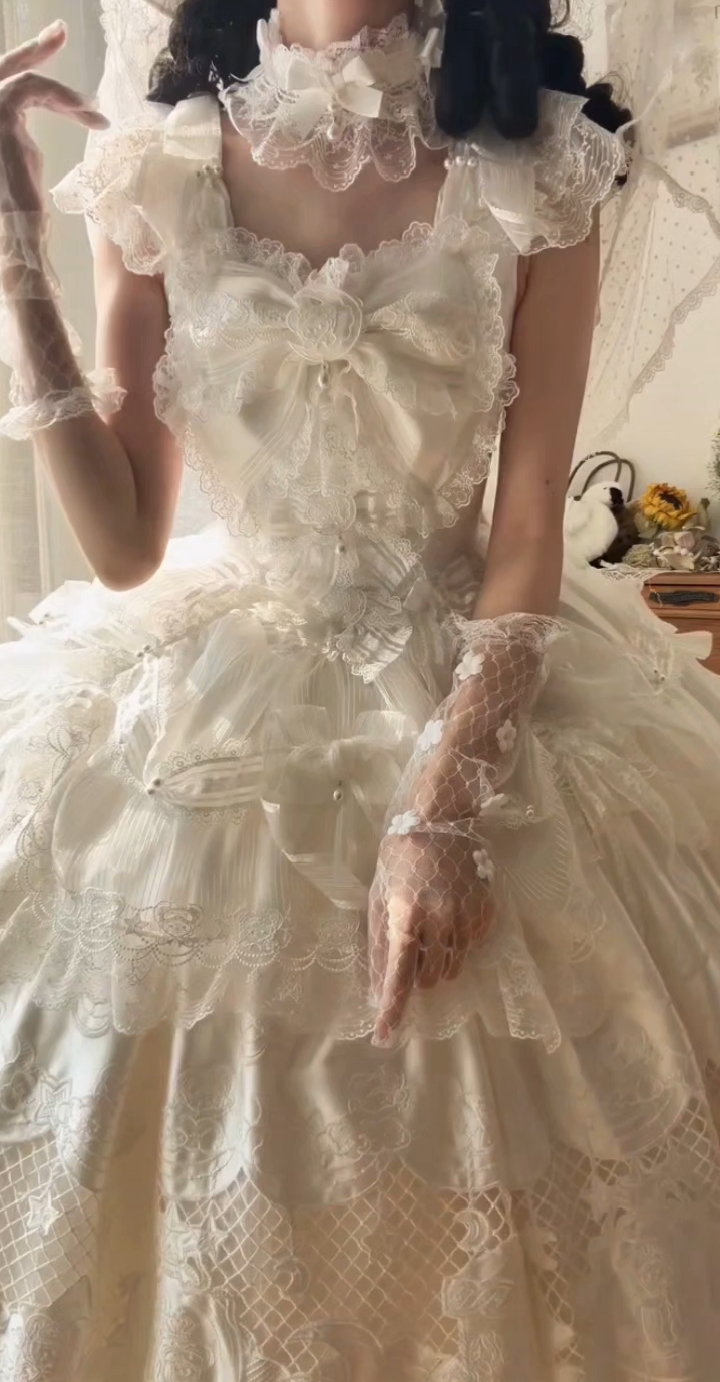 华丽感upup的裙摆，充满细节与设计