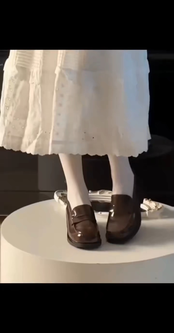 十分女孩家的小皮鞋也太百搭了吧，随便搭条裙子都好看啊