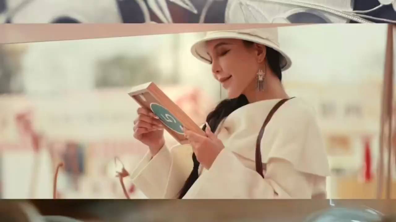 在成都，有一种光，比火锅的红更沉静，比盖碗的茶更绵长。它诞生于指尖与银丝的对话，历经“掐、填、攒、焊”的千年密语，最终长成了星空般的图案。我们跟着王晓璐老师，走进了银花丝的世界。她是这项国家级非遗的守护者，用二十年，将一缕好奇，守成了一道光。看坚硬的银如何化作绕指柔，在“编织”中生出蝴蝶、腾出云龙、绽出满树银杏。她说，这不是手艺，是让金属生长。若你曾感叹“美得不像人间物”，那么这个故事，会告诉你答...