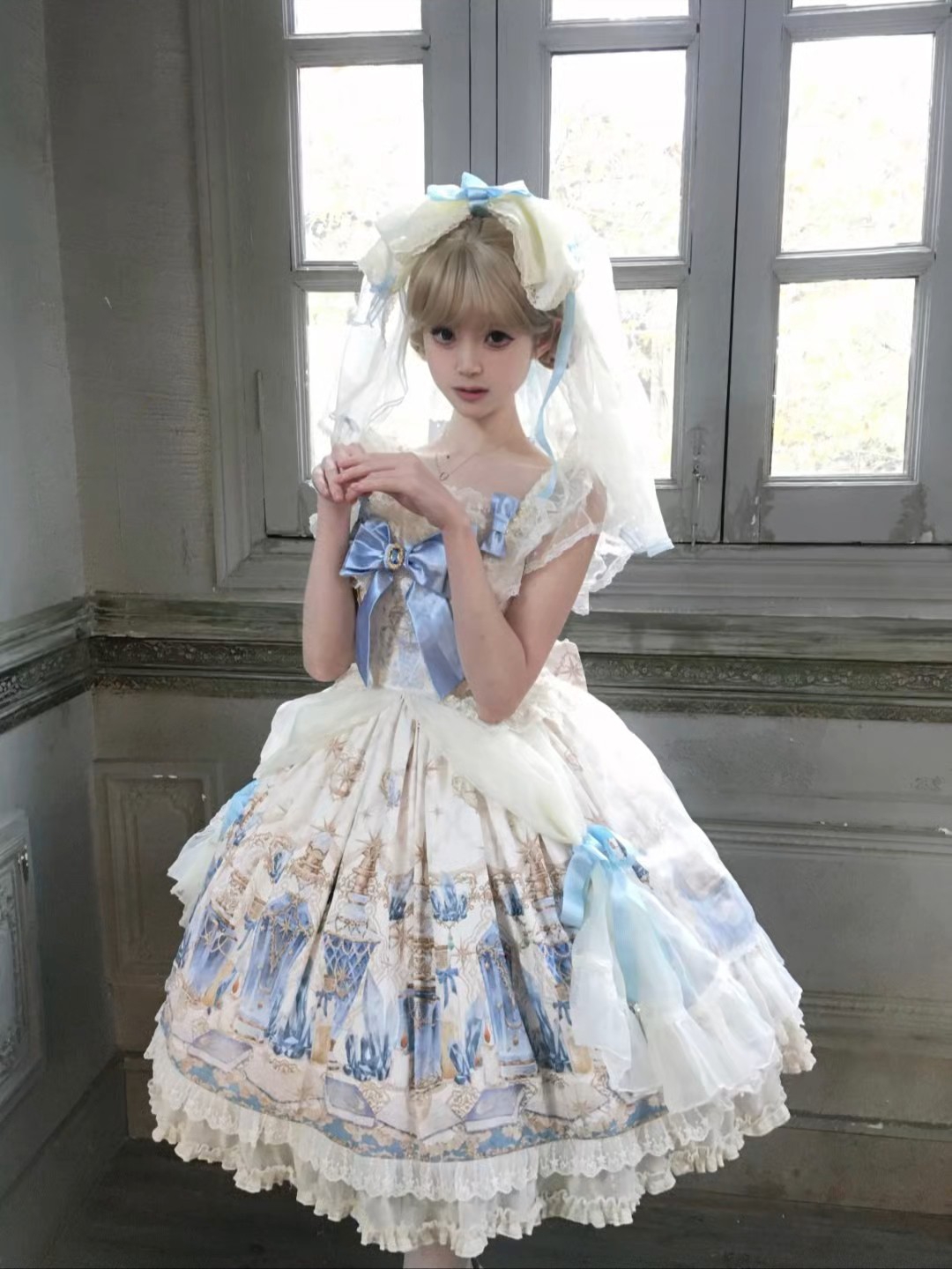 好华丽的一条裙子，这个蓝色特别萌！胸口的大蝴蝶结是真的很精致