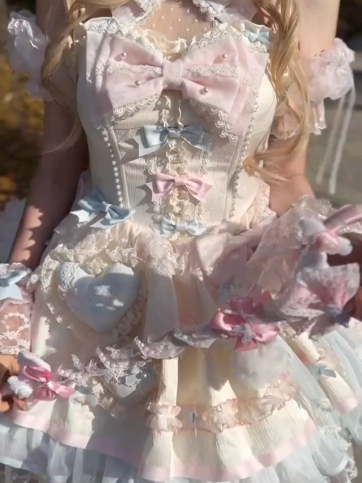 这个浅色系是真的萌的没边了，挂脖设计怎么能这么好看，是真的会爱上这种蓬蓬的裙摆