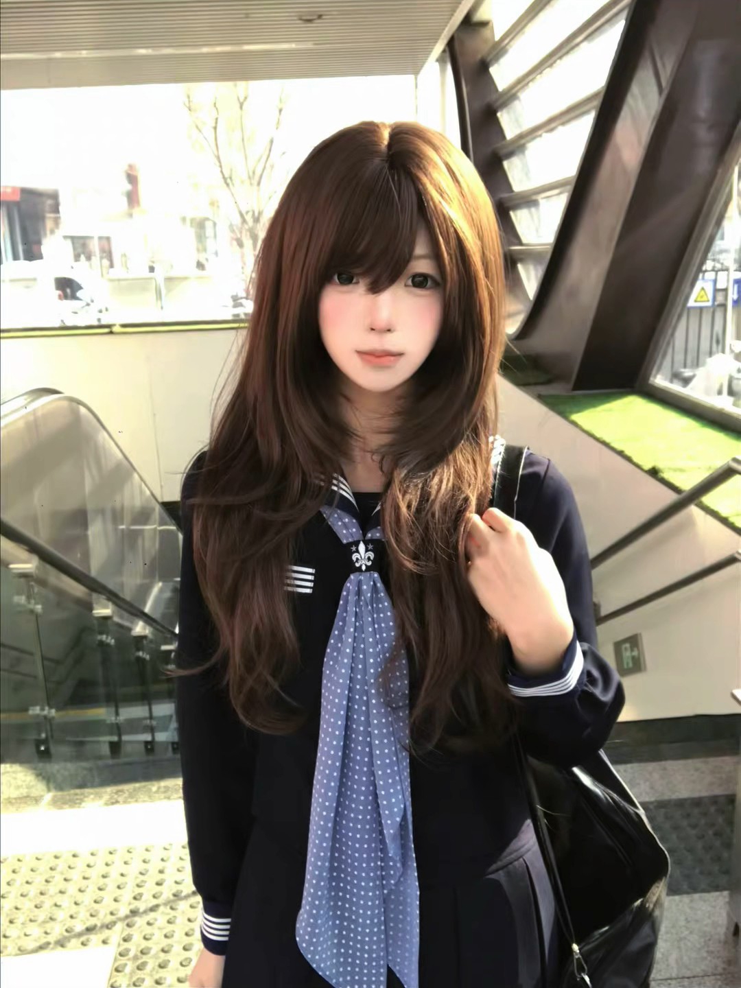 没人能拒绝这种显白的颜色吧，长袖正好春天可以穿！深色系简直不要太显白了