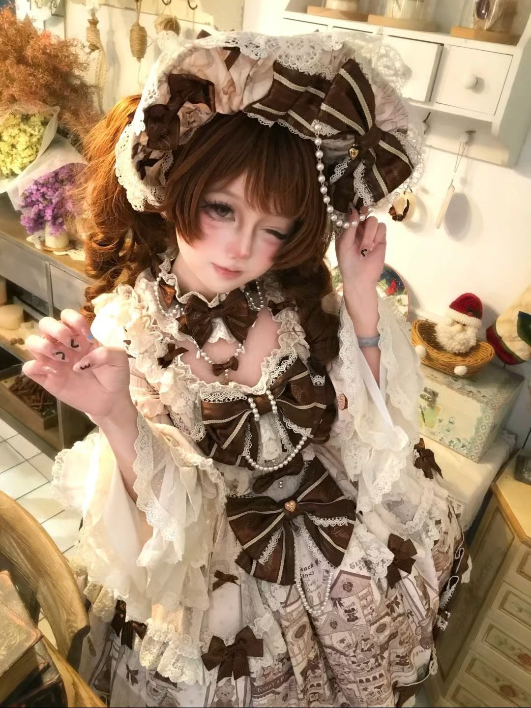 棕色系和小熊元素简直就是绝配，怎么能有这么萌的一条裙子，柄花设计也很有高级感