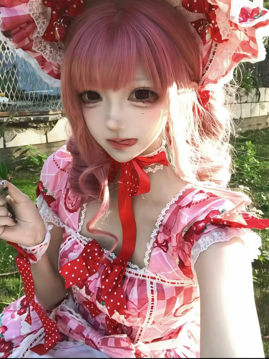 不允许还有人不知道士多啤梨再贩，草莓元素是真的很温柔很精致，这个颜色太权威了