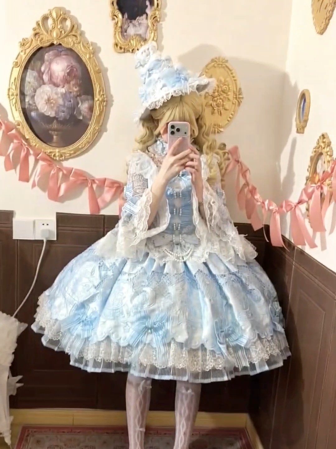 蓝色短款花嫁的美貌毋庸置疑