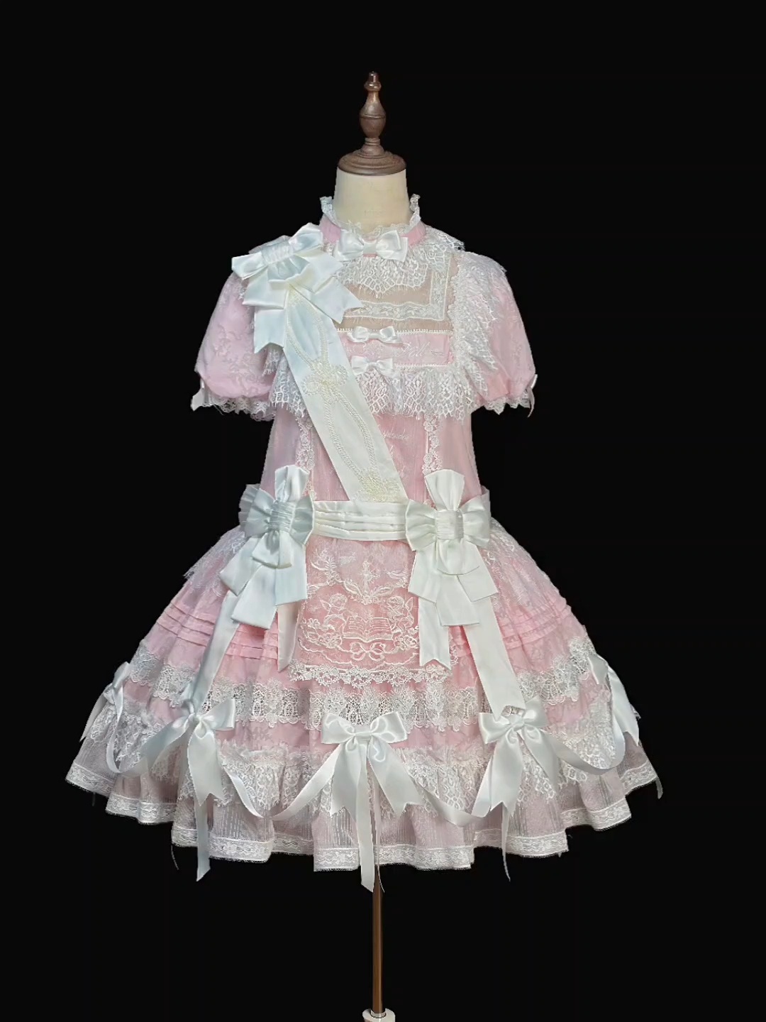 不得不说这个蕾丝娃娃真的好精致，刺绣更是美得没话说