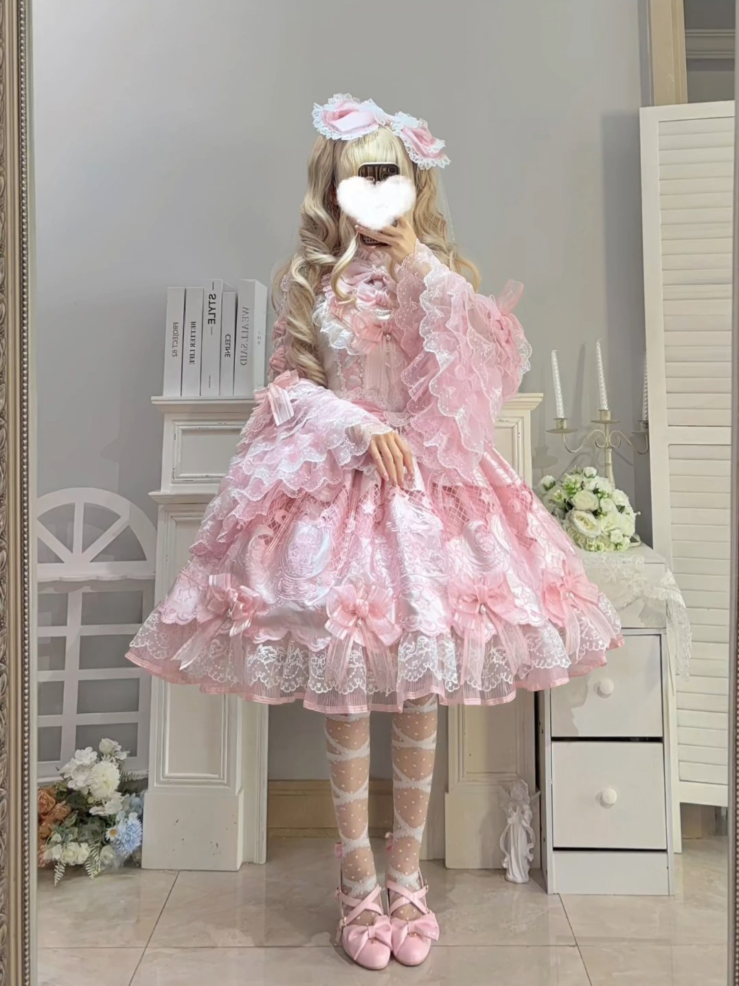 真的好爱这种图案的蕾丝设计，粉色怎么能这么好看这么温柔，谁能拒绝一个绝美的大姬袖