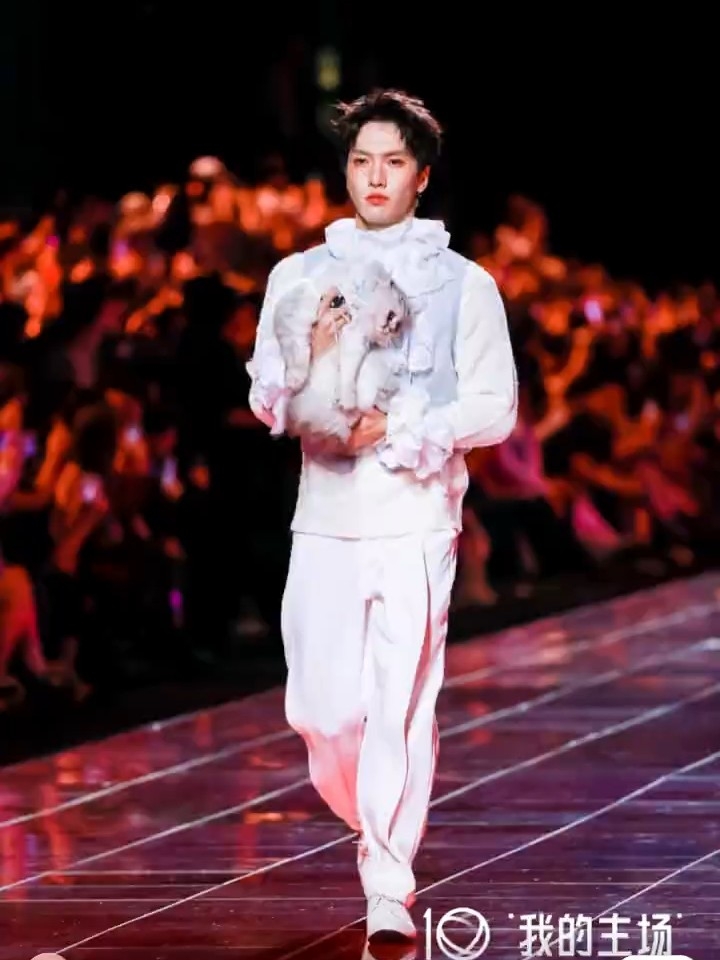 明星小猫的走秀大片——2025得物十周年时尚庆典
