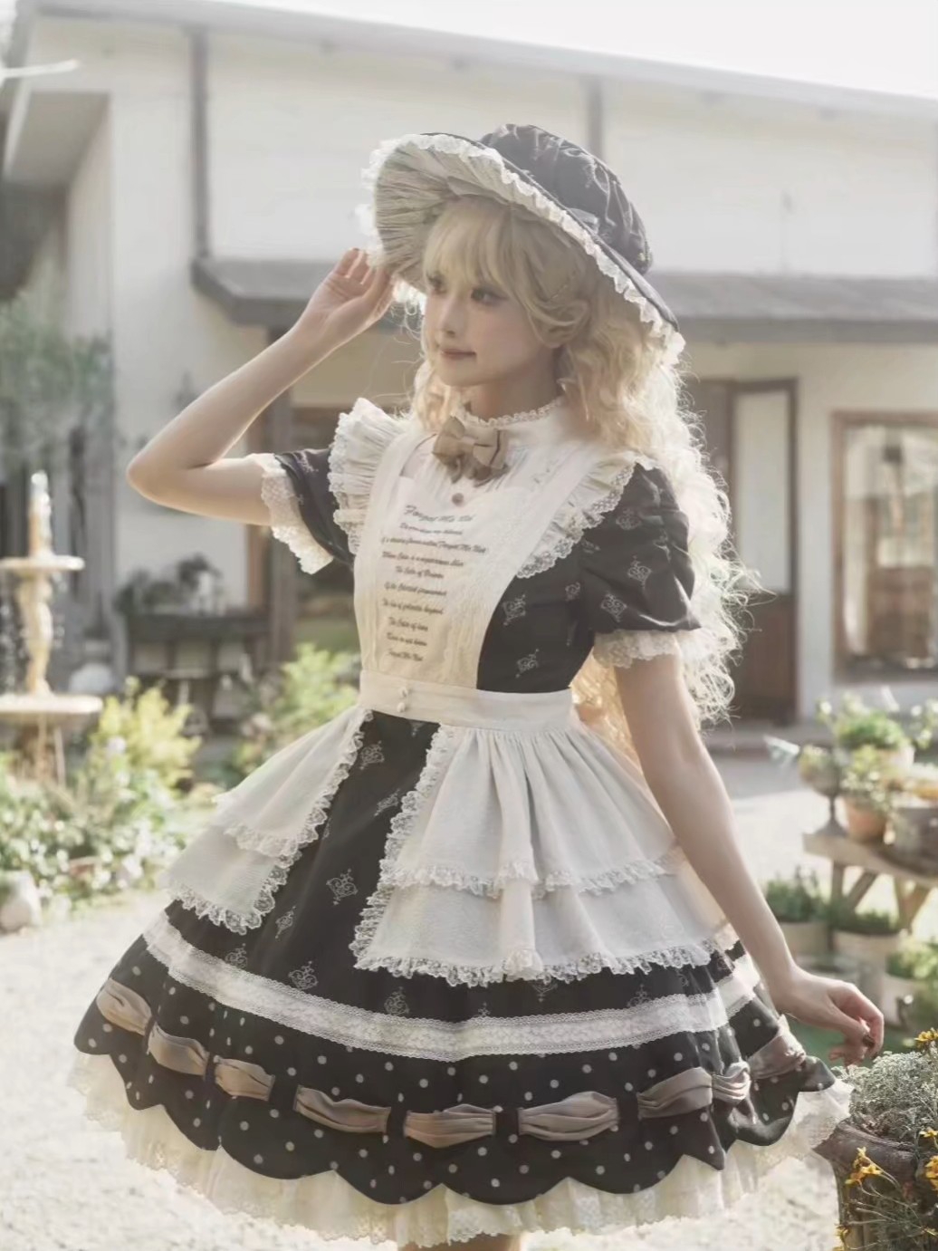 随便怎么搭都好好复古的一条裙子，这个黑色系是真的很显白的感觉，而且印花也很漂亮，搭配围裙就很萌