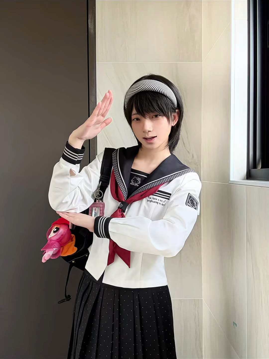 kitty联名还是太萌了，波点下裙的搭配是真的很乖，搭配红色领巾就很显白