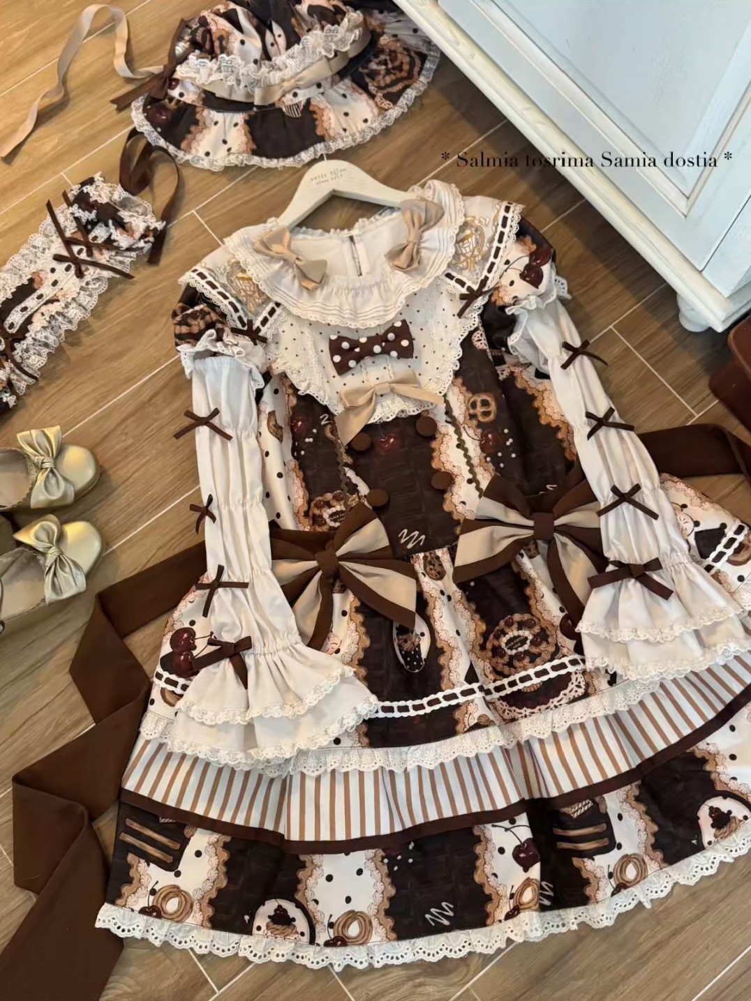 真的每个颜色都很喜欢，超级爱这种复古的饼图裙子，搭配姬袖真的很洋娃娃的感觉