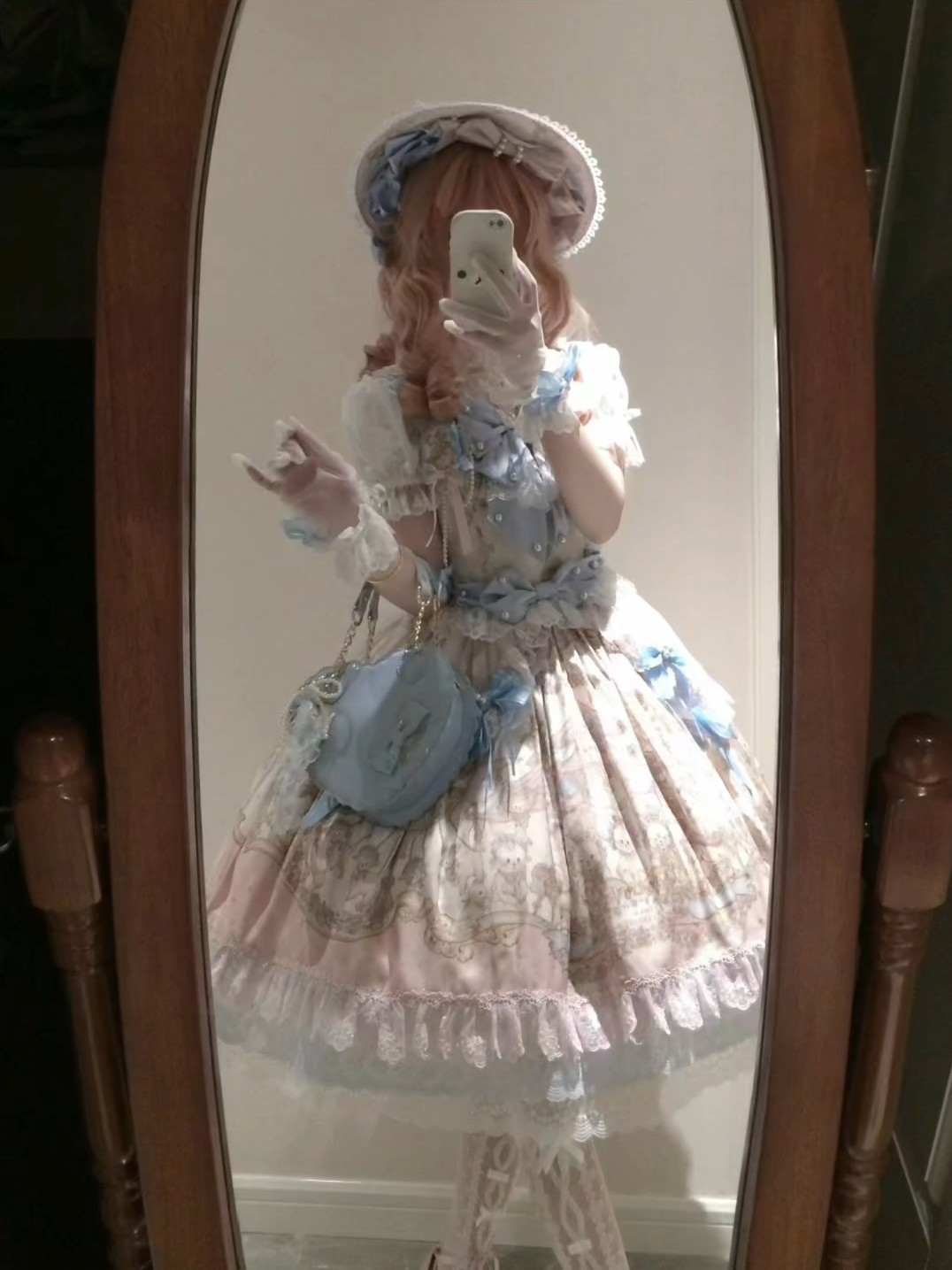 好有古早感的一条裙子，这个蓝色系是真的很温柔，而且饼图看起来也很浪漫的感觉