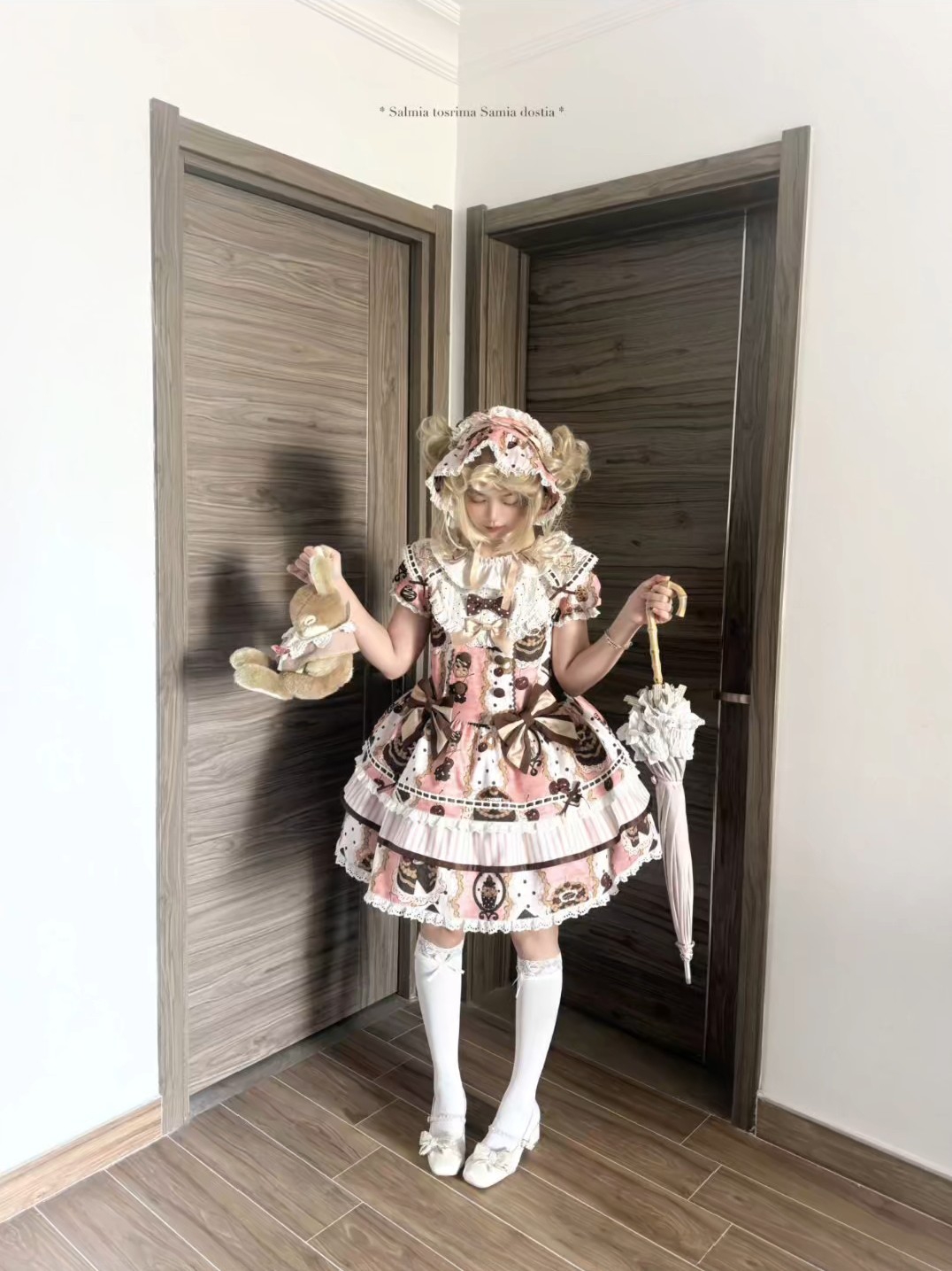 谁能拒绝这么复古的一条裙子呢，这个粉色看起来就真的很精致，而且小物也很百搭的感觉