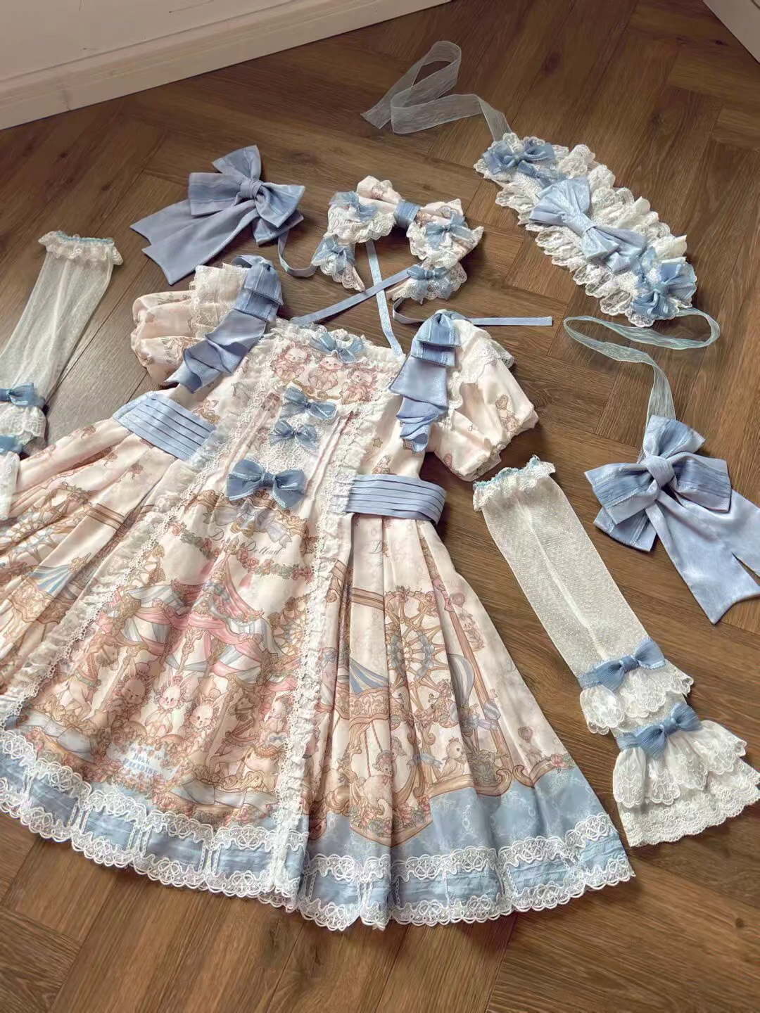 这个蓝色是真的萌的没边了，好爱这种萌萌的低腰设计，印花裙果然永不过时