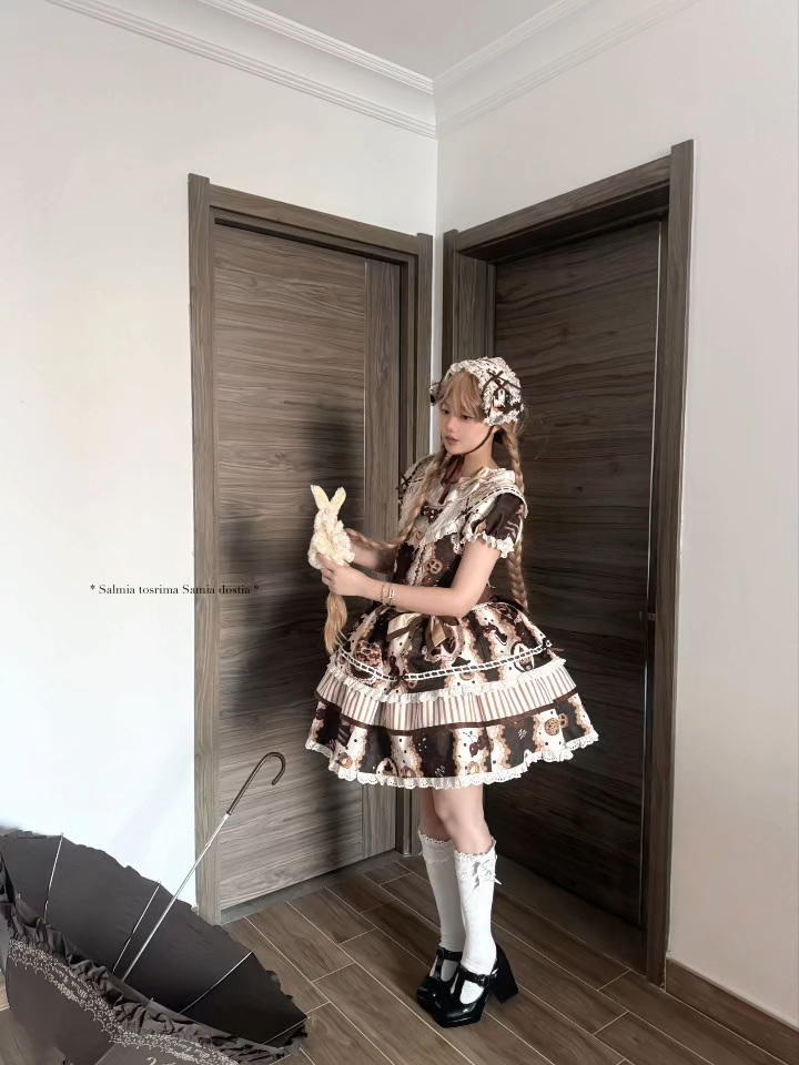 最近是真的很爱这种棕色系的裙子，看起来就很有古早感，而且这个柄图设计就很复古