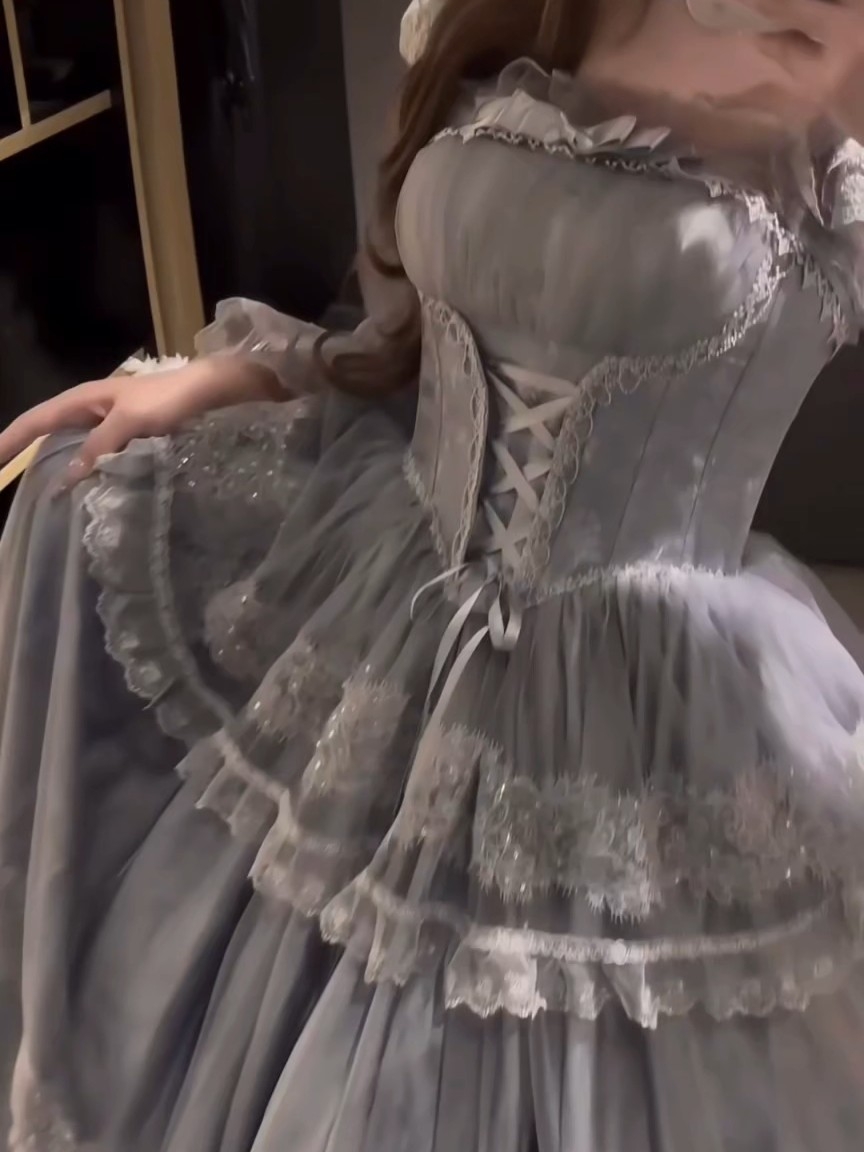 完全是大小姐的一条，这个网纱设计怎么能这么温柔，而且长裙看起来就很仙很有氛围感