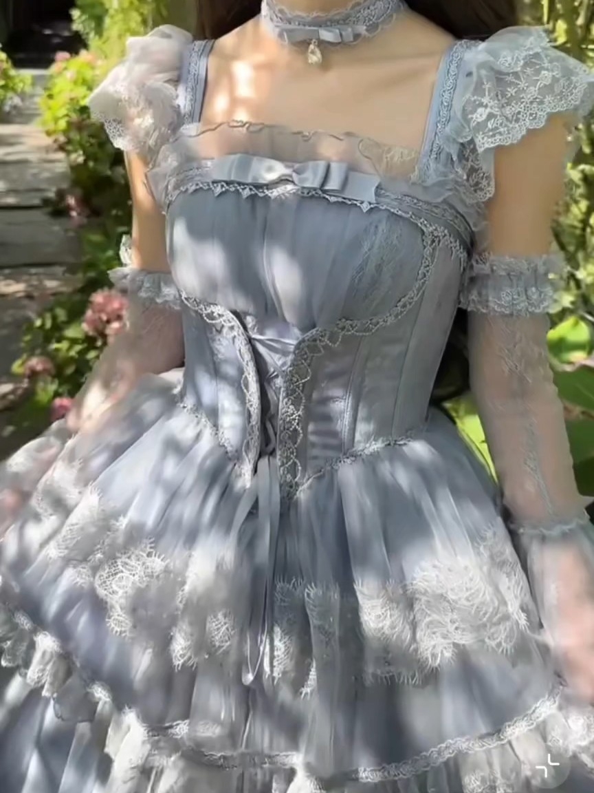 完全是大小姐的一条，这个蓝色怎么能这么温柔，蕾丝网纱的搭配就很有质感